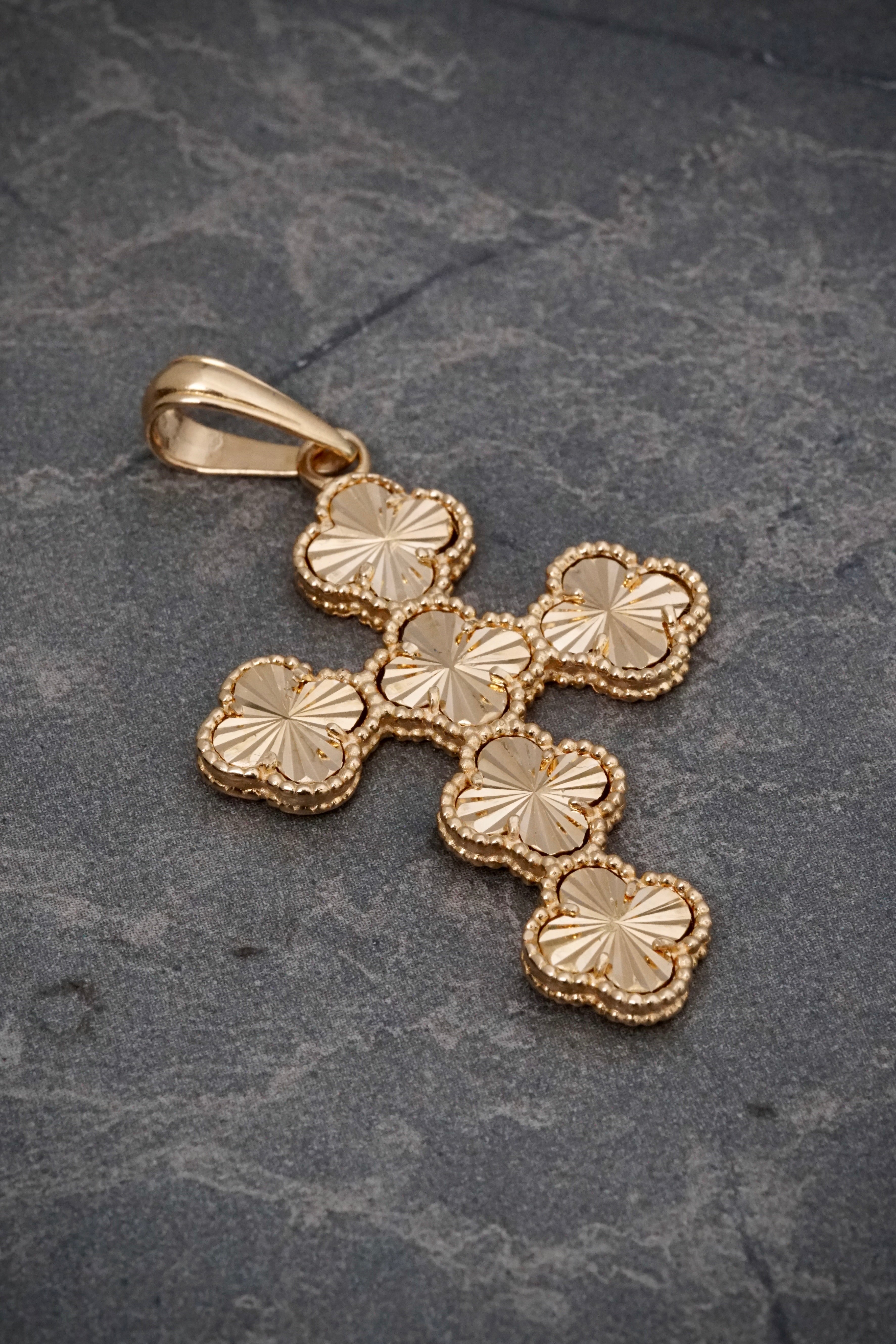 Dije cruz lucky clover diamantada 6.5gr / Largo 5.1cm / Oro Amarillo Nac B