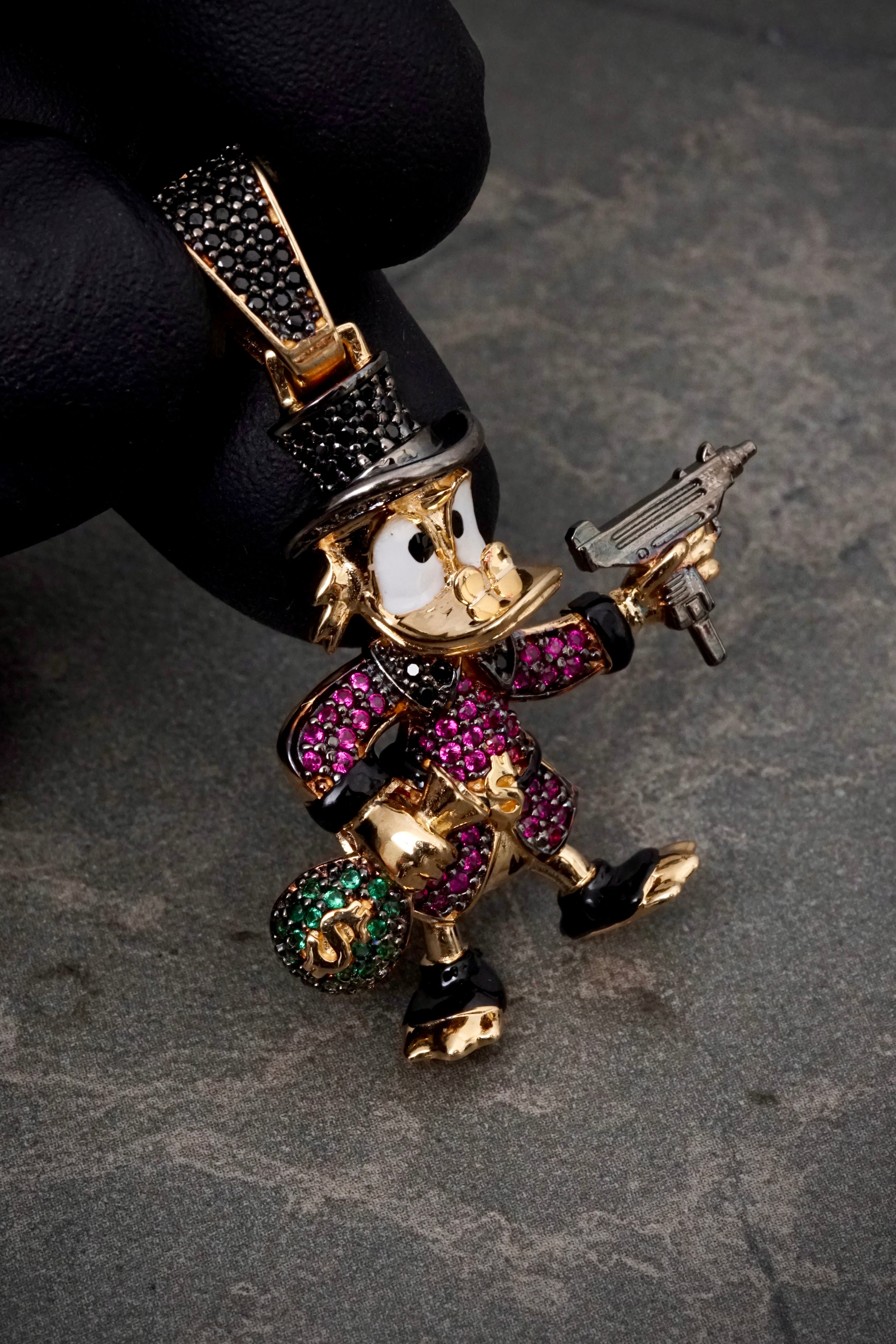 Dije tio rico con swarovski fucsia y negro 10.45gr / Largo 4.3cm / Oro Amarillo Nac B