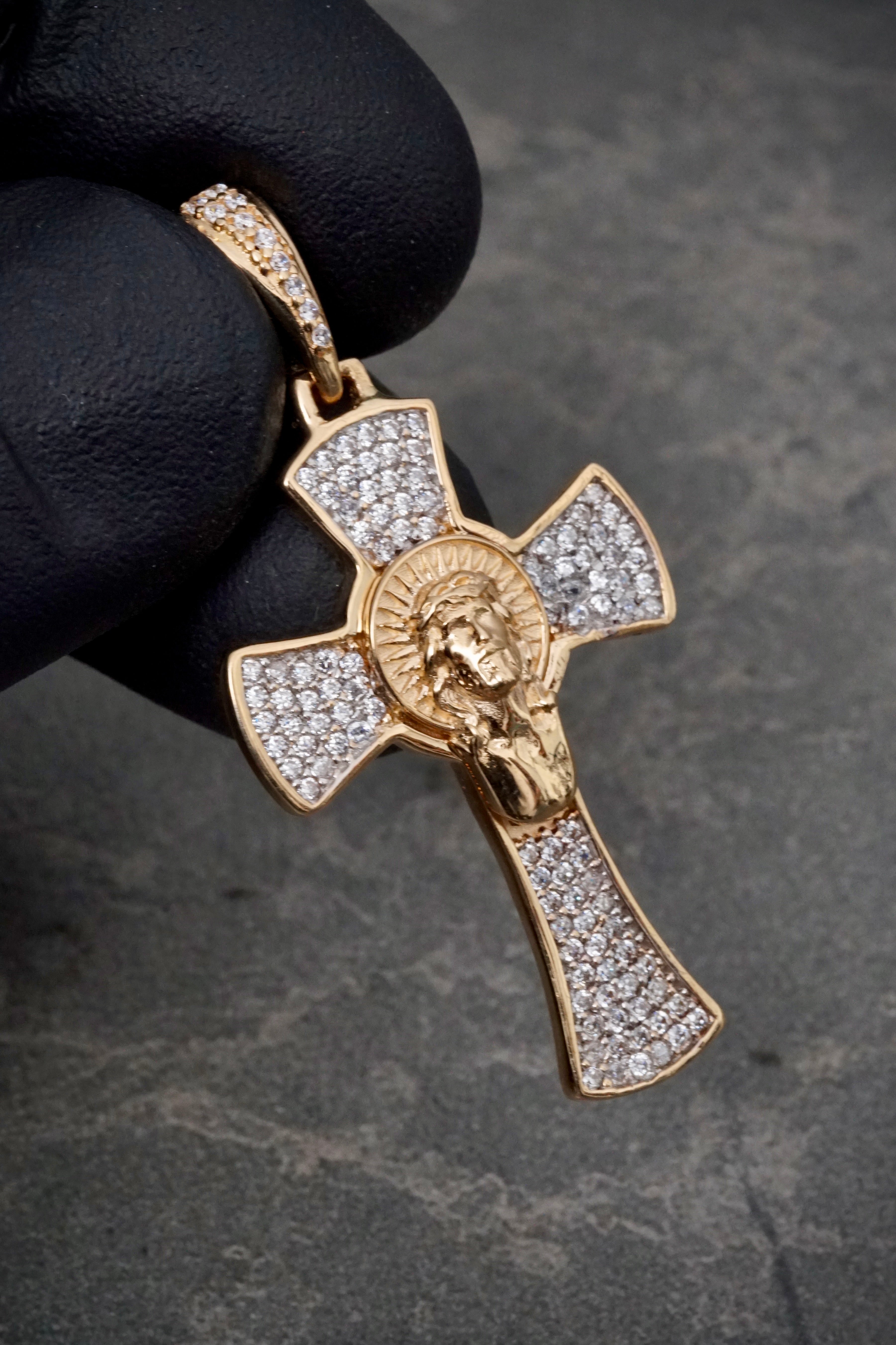 Dije cruz con cristo y swarovski blanco 5.35gr / Largo 4.3cm / Oro Amarillo Nac B