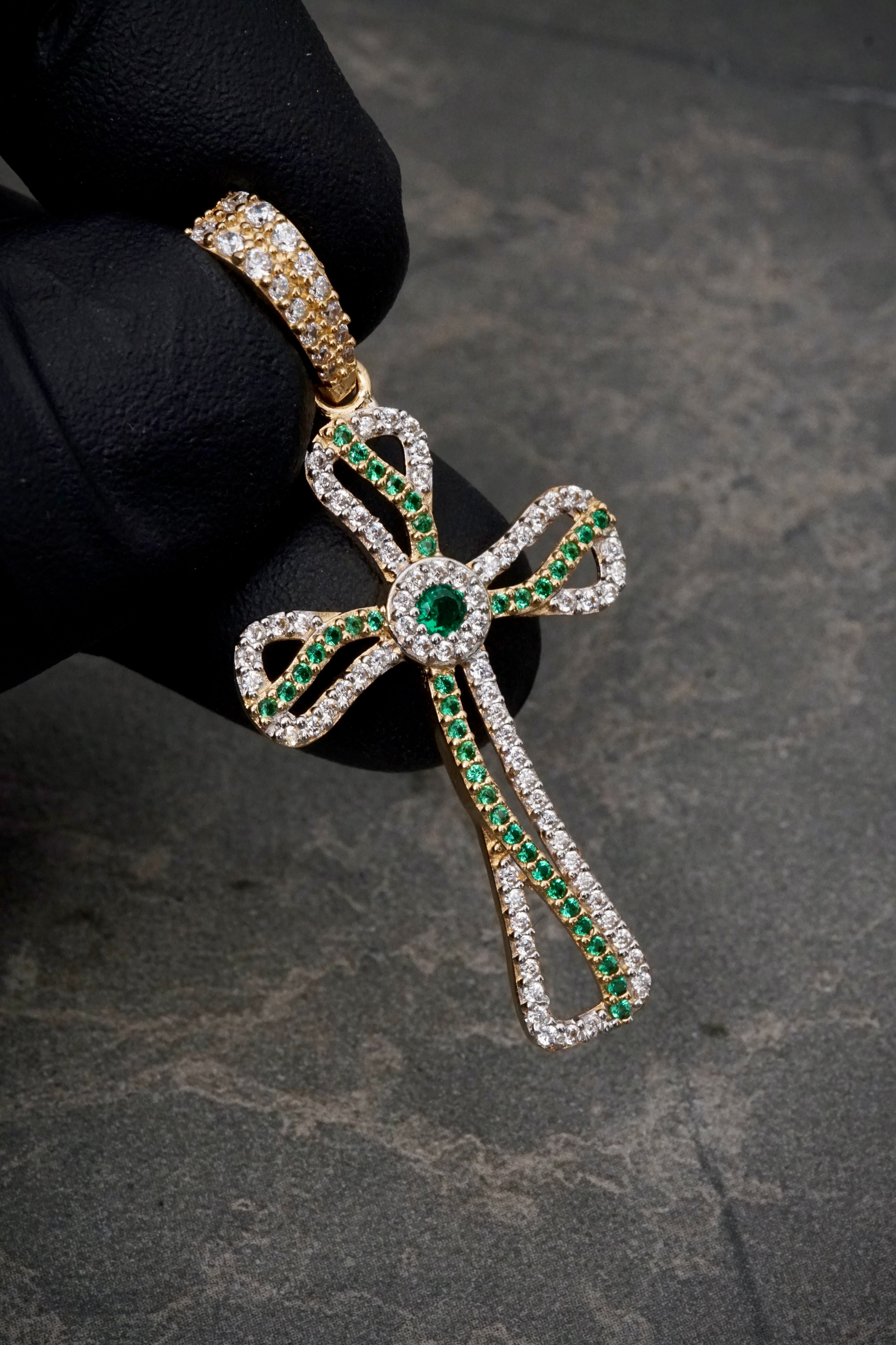 Dije cruz con swarovski verde y blanco 3.8gr / Largo 4.6cm / Oro Amarillo Nac B