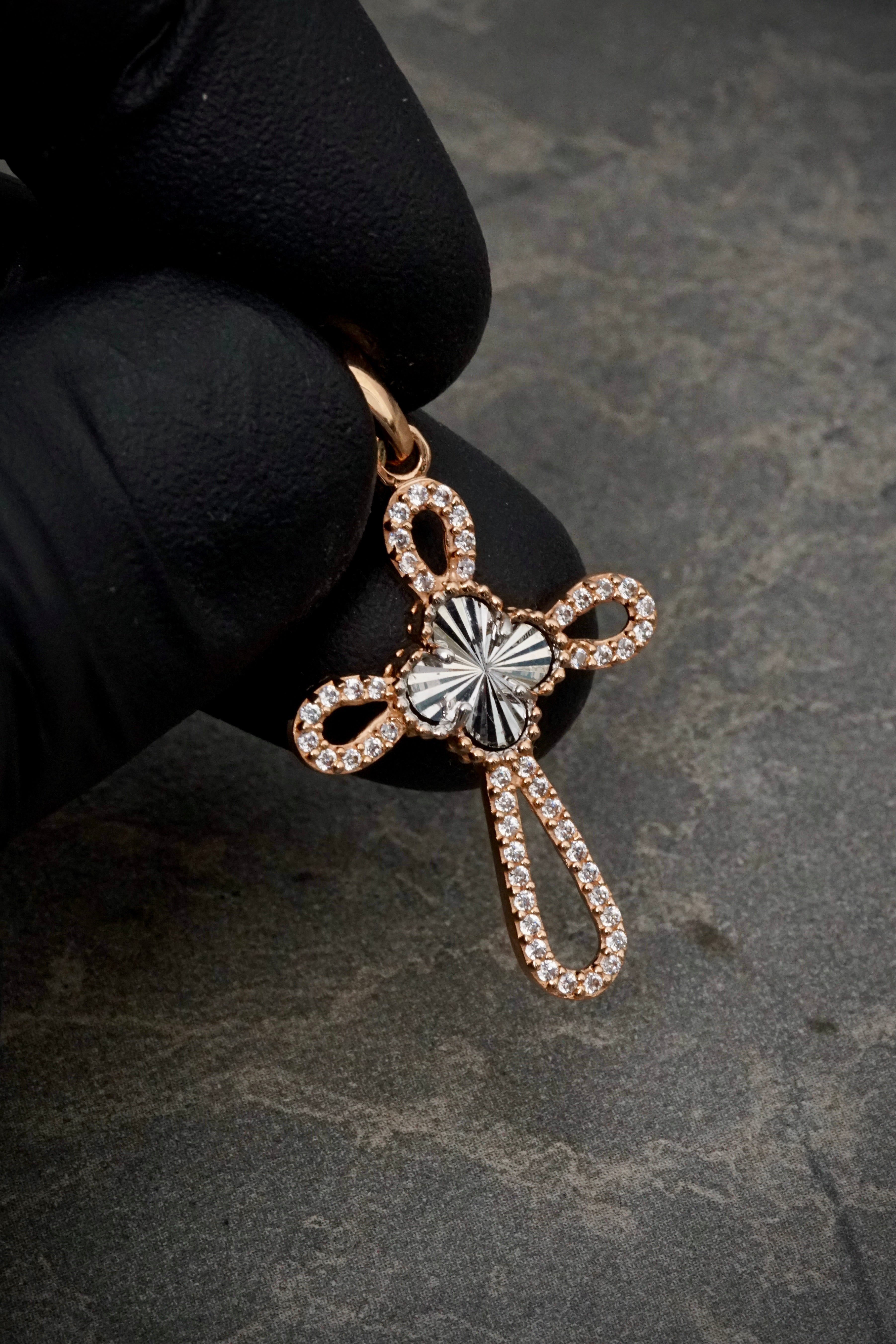 Dije cruz lucky clover diamantada 2.05gr / Largo 3.5cm / Dos Oros Nac B