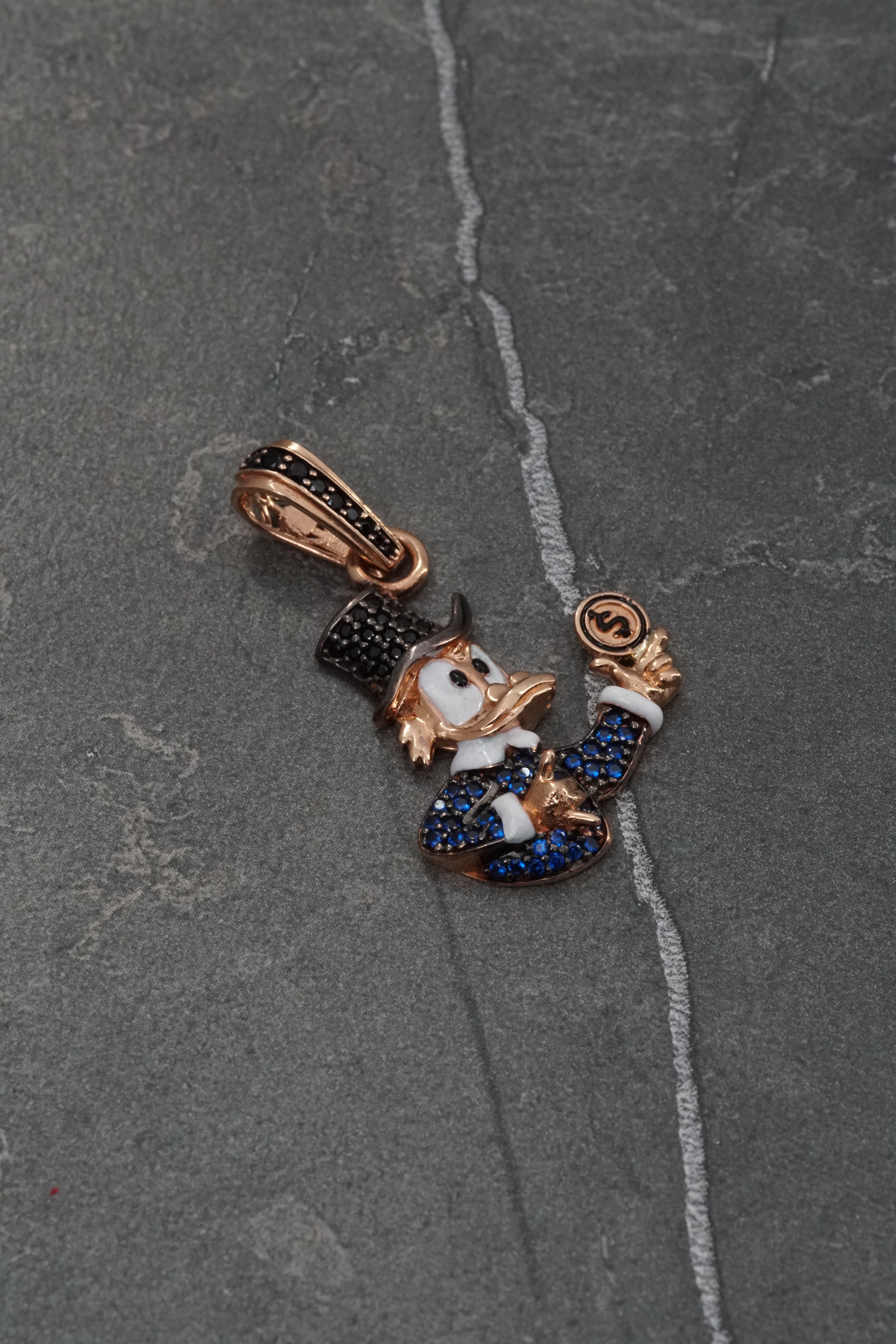 Dije tio rico con swarovski azul y negro 4.75gr / Largo 3.5cm / Oro Rosado Nac M