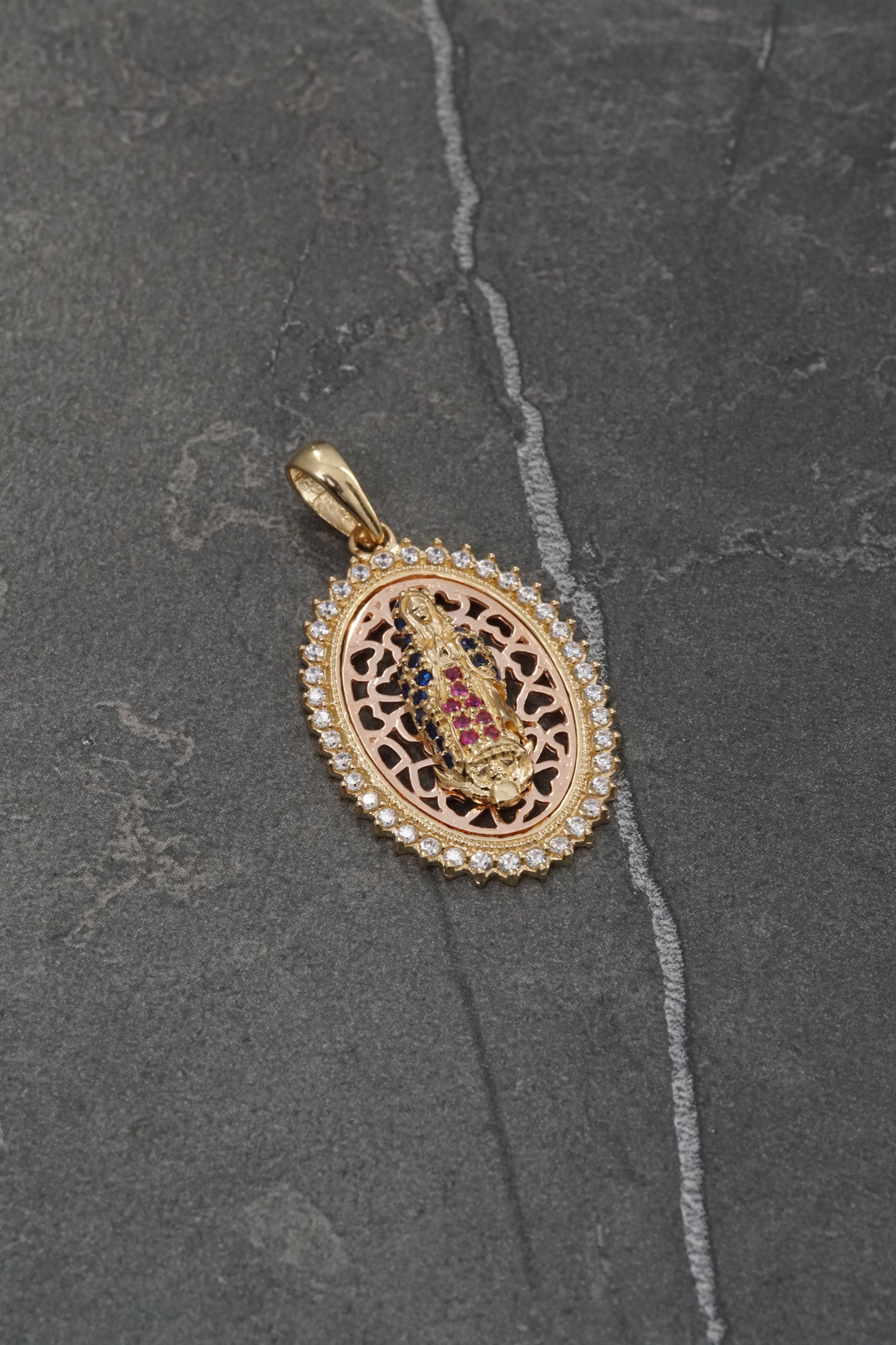 Dije virgen de guadalupe con swarovski fucsia y azul 4.3gr / Largo 3.2cm / Dos Oros Nac M