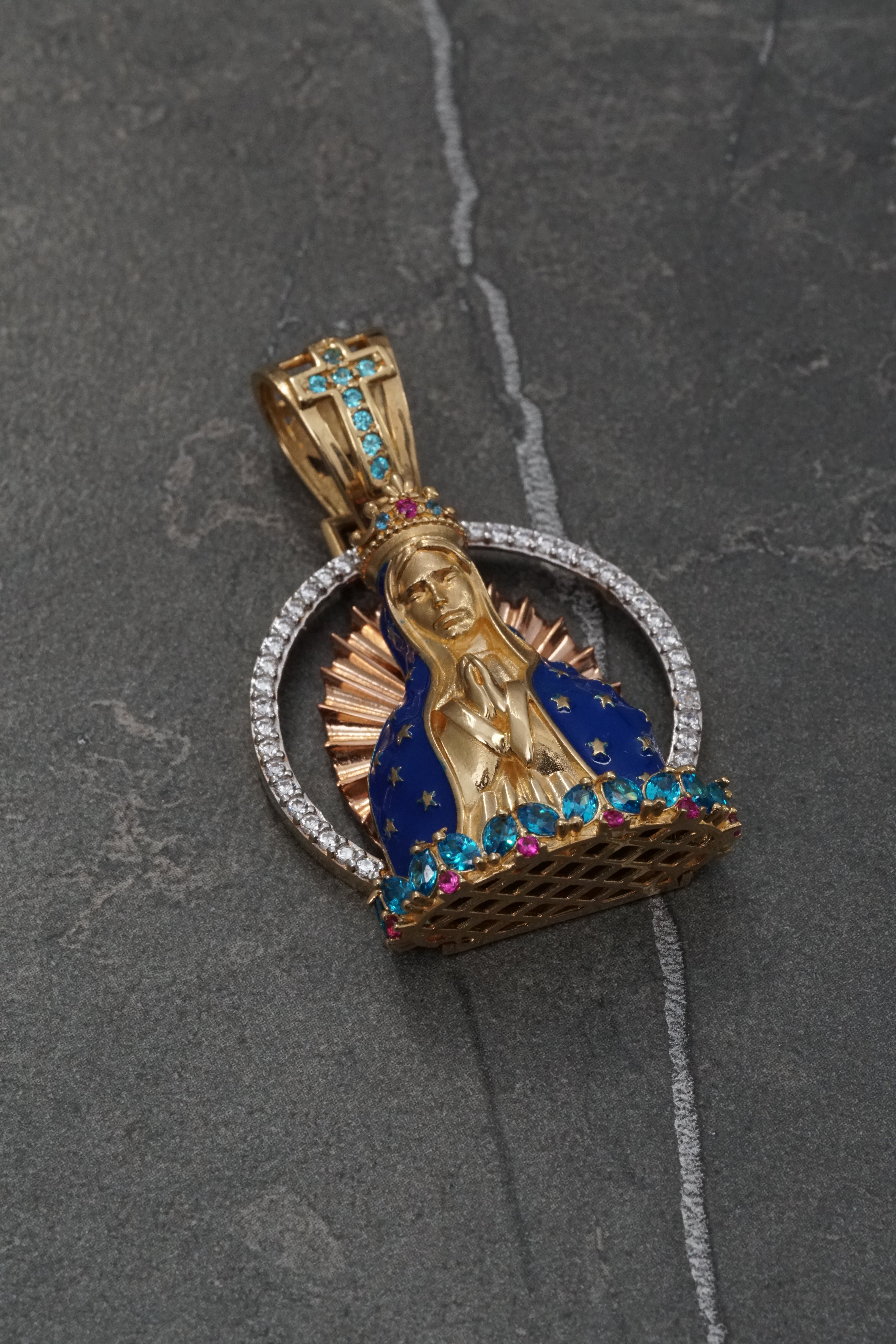 Dije virgen de guadalupe con swarovski azul y fucsia 12.95gr / Largo 4cm / Dos OrosNac M