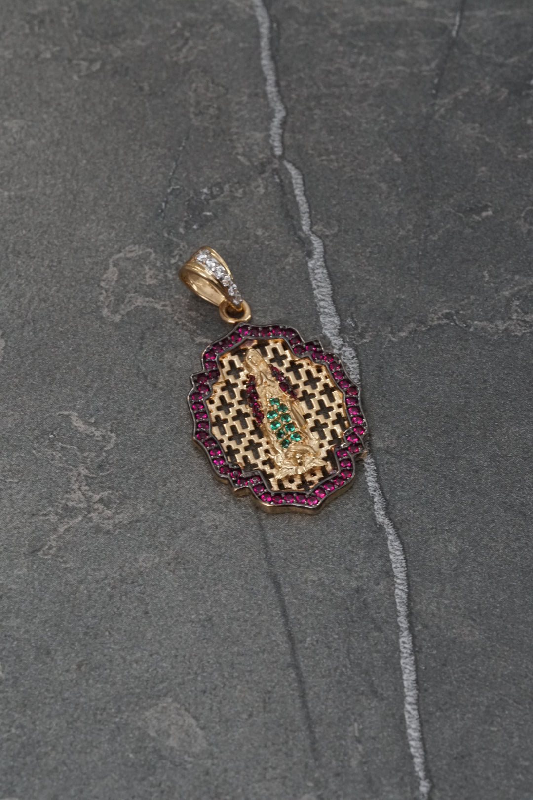 Dije virgen de guadalupe con swarovski fucsia 3.5gr / Largo 3.3cm — Oro Amarillo