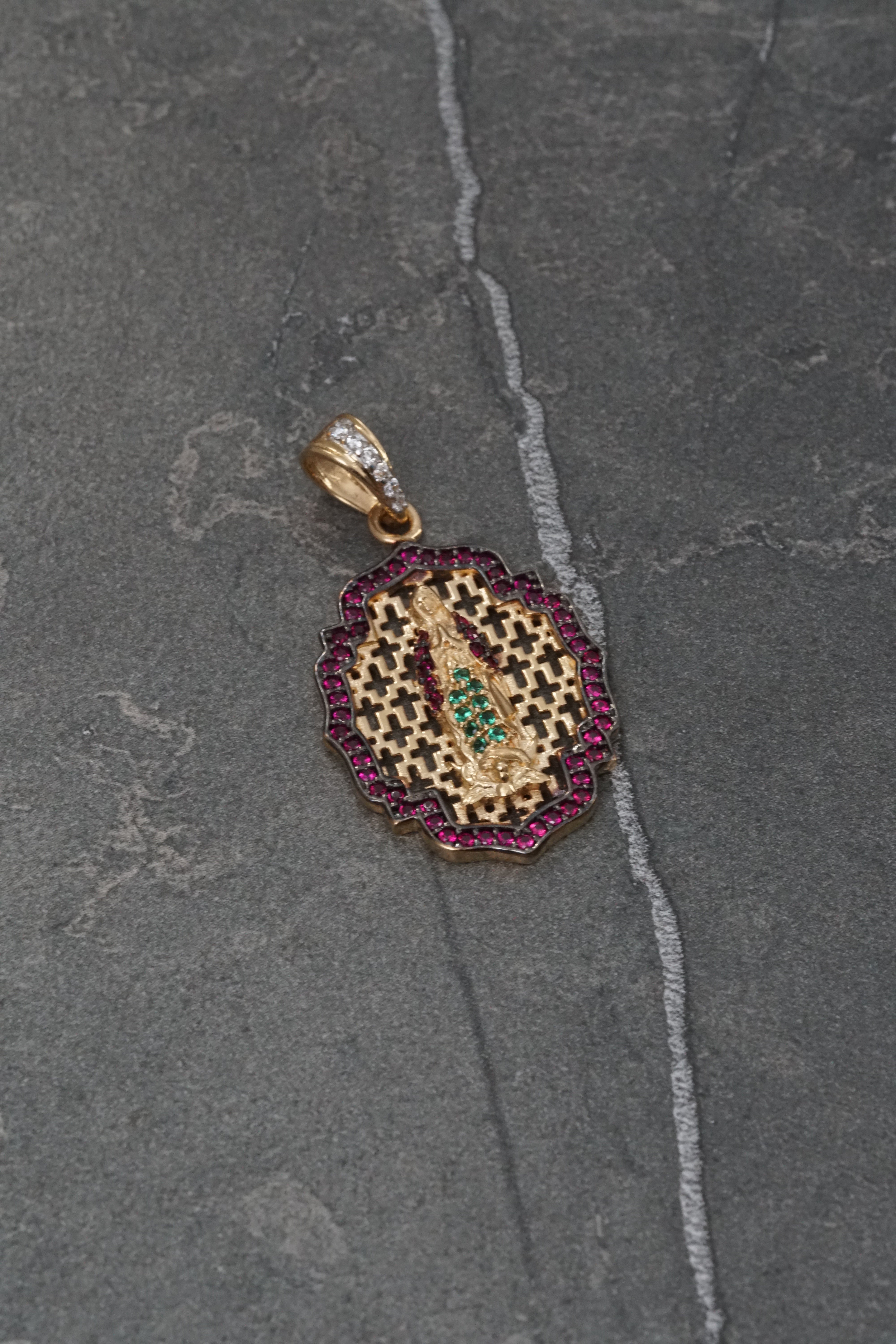 Dije virgen de guadalupe con swarovski fucsia 3.5gr / Largo 3.3cm / Oro Amarillo Nac M