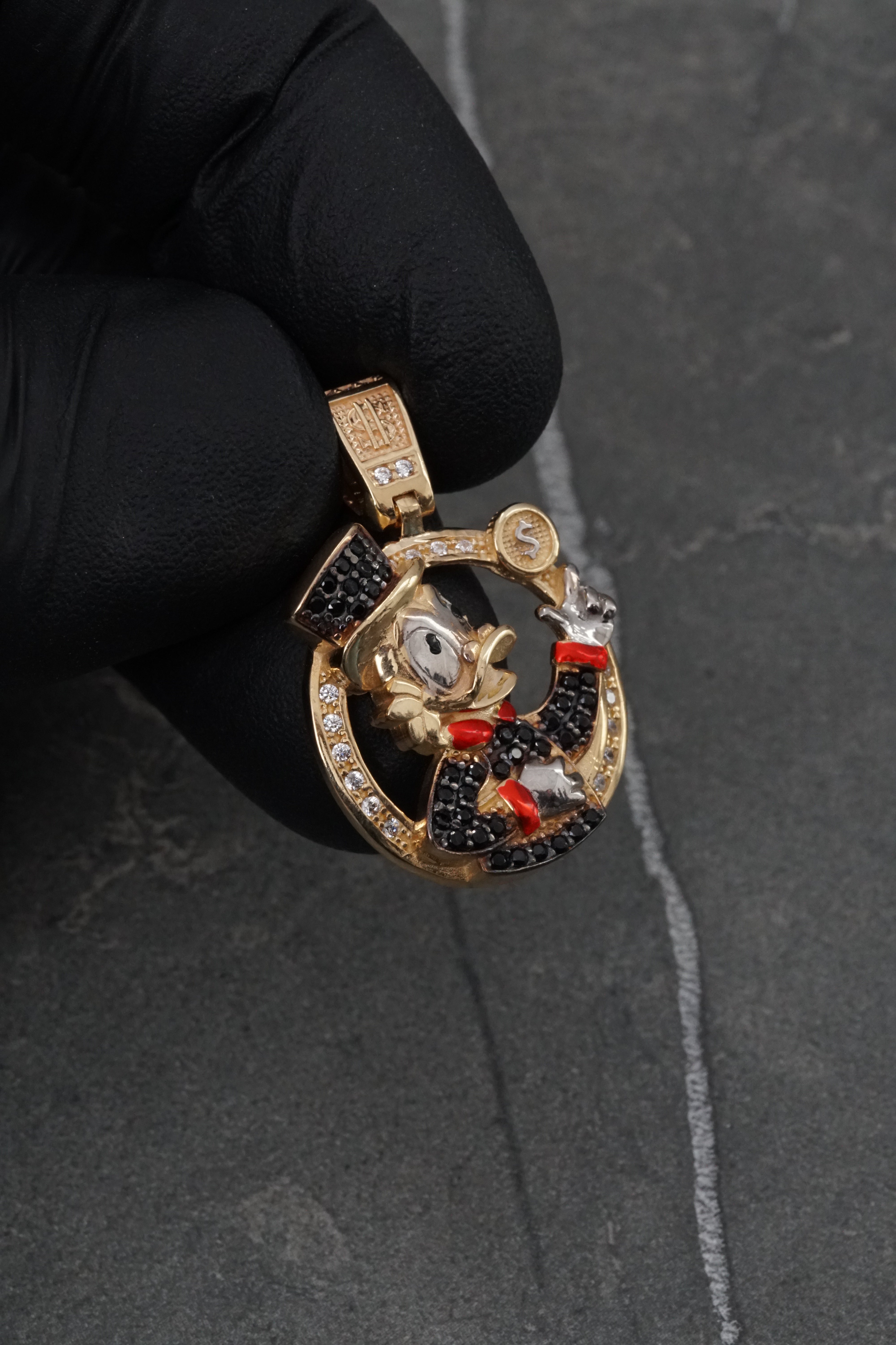 Dije tio rico con swarovski negro y blanco 4.7gr / Largo 2.8cm / Oro Amarillo Nac B