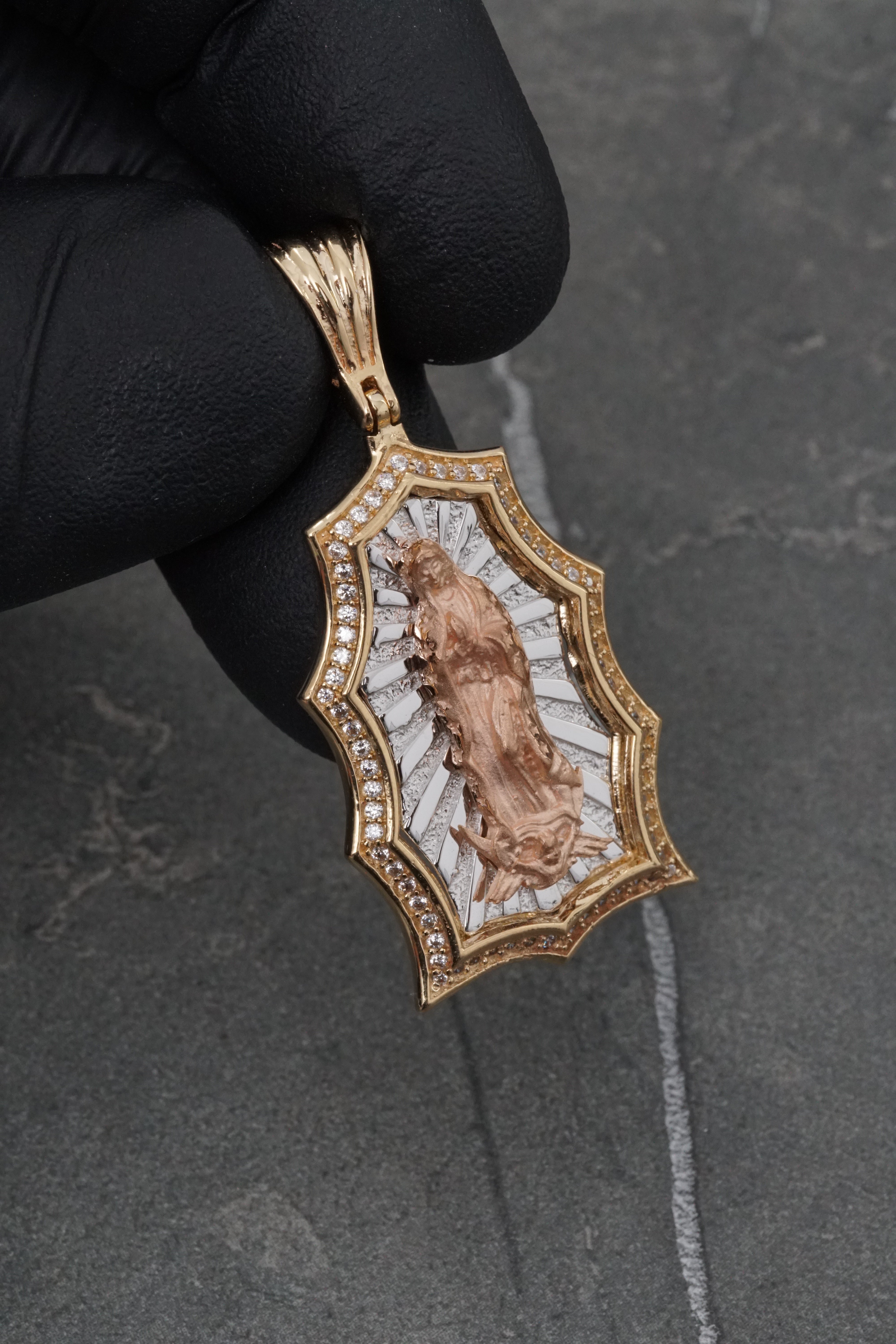 Dije virgen de guadalupe con swarovski blanco 7.1gr / Largo 4.2cm / Tres Oros Nac M