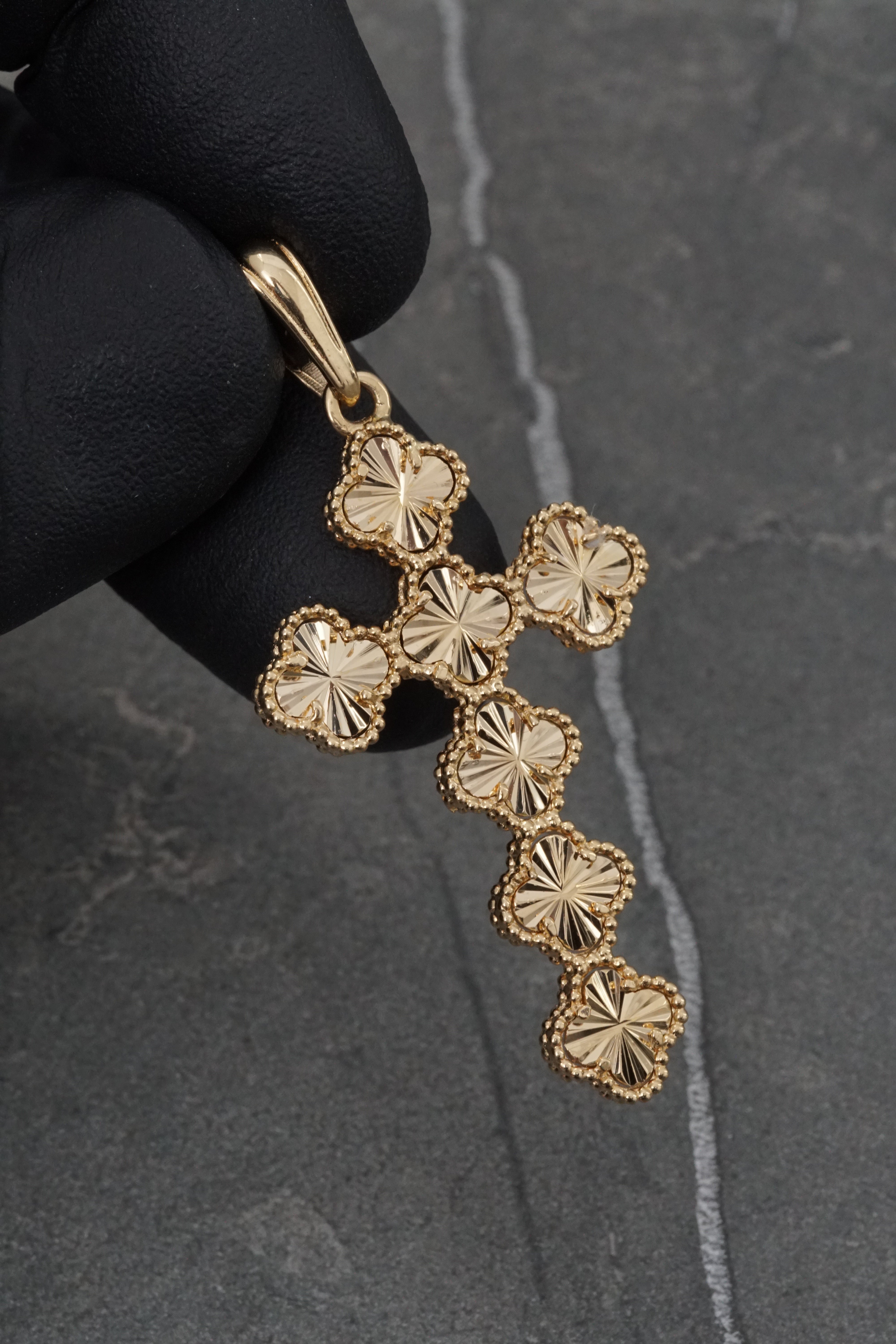 Dije cruz lucky clover diamantada 4.9gr / Largo 4.9cm / Oro Amarillo Nac M