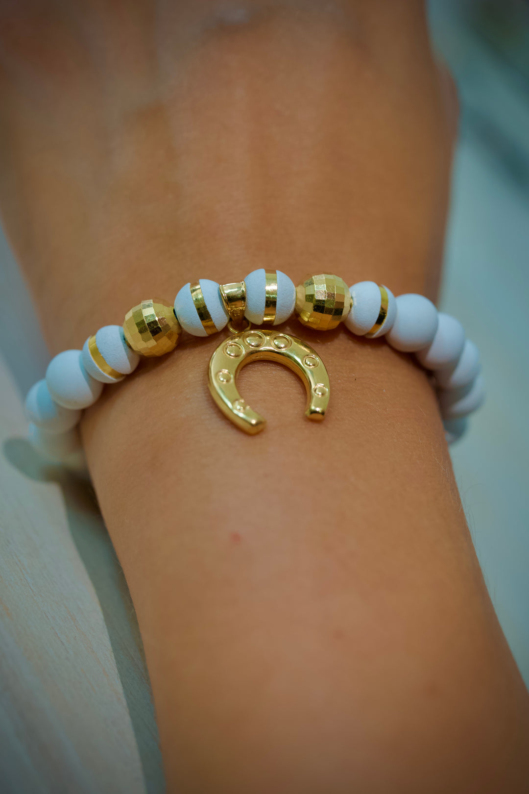 Pulsera en hilo blanco con dije de herradura 2.6gr — Oro Amarillo