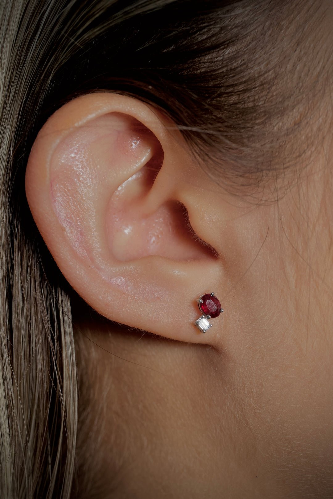 Topos con 72pts de rubies y 12pts de Diamante Blanco 1.15gr / Largo 0.73cm — Oro Blanco