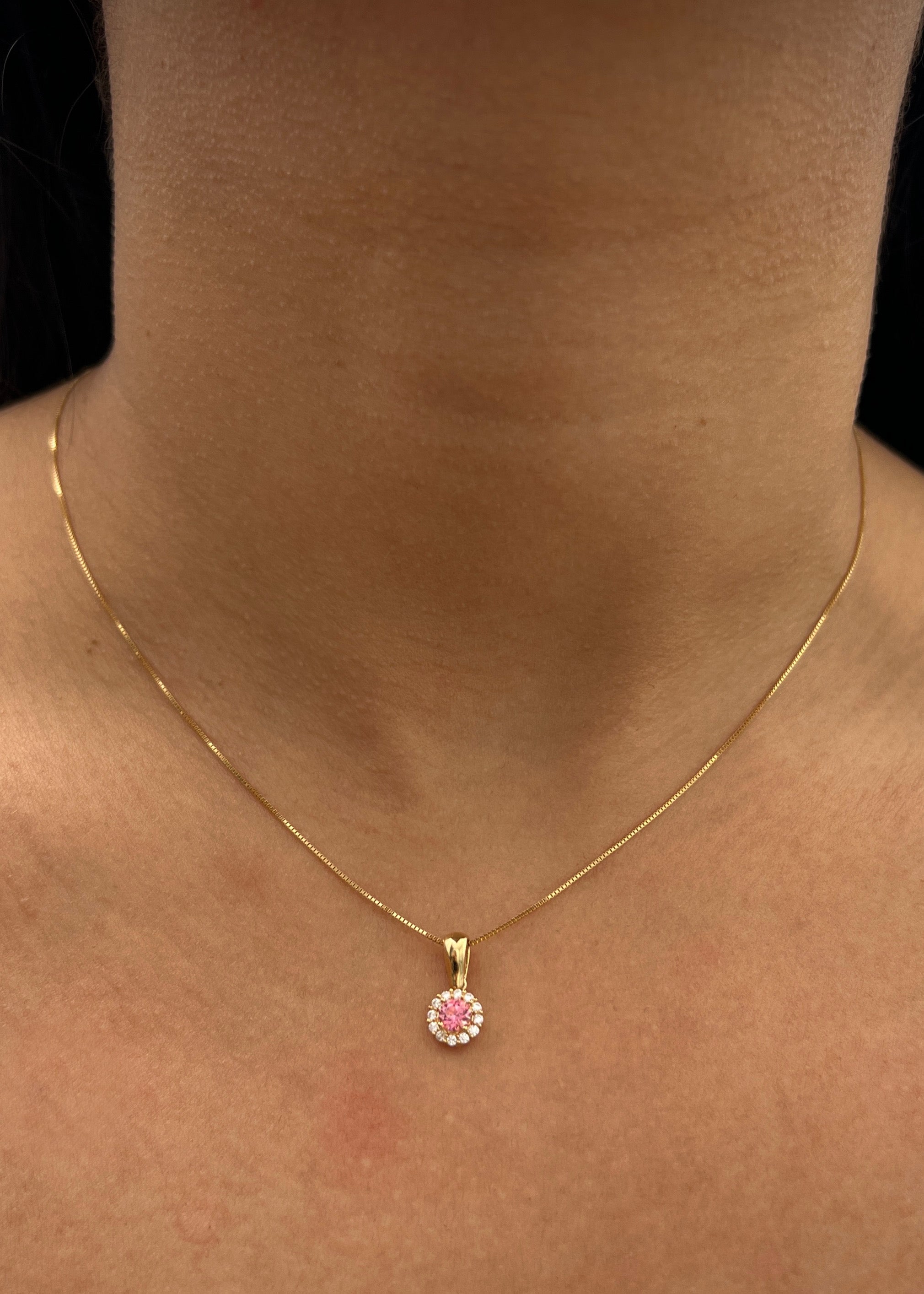 Dije flor con swarovski rosado y blanco 0.9gr / Largo 1.3cm / Oro Amarillo Nac B