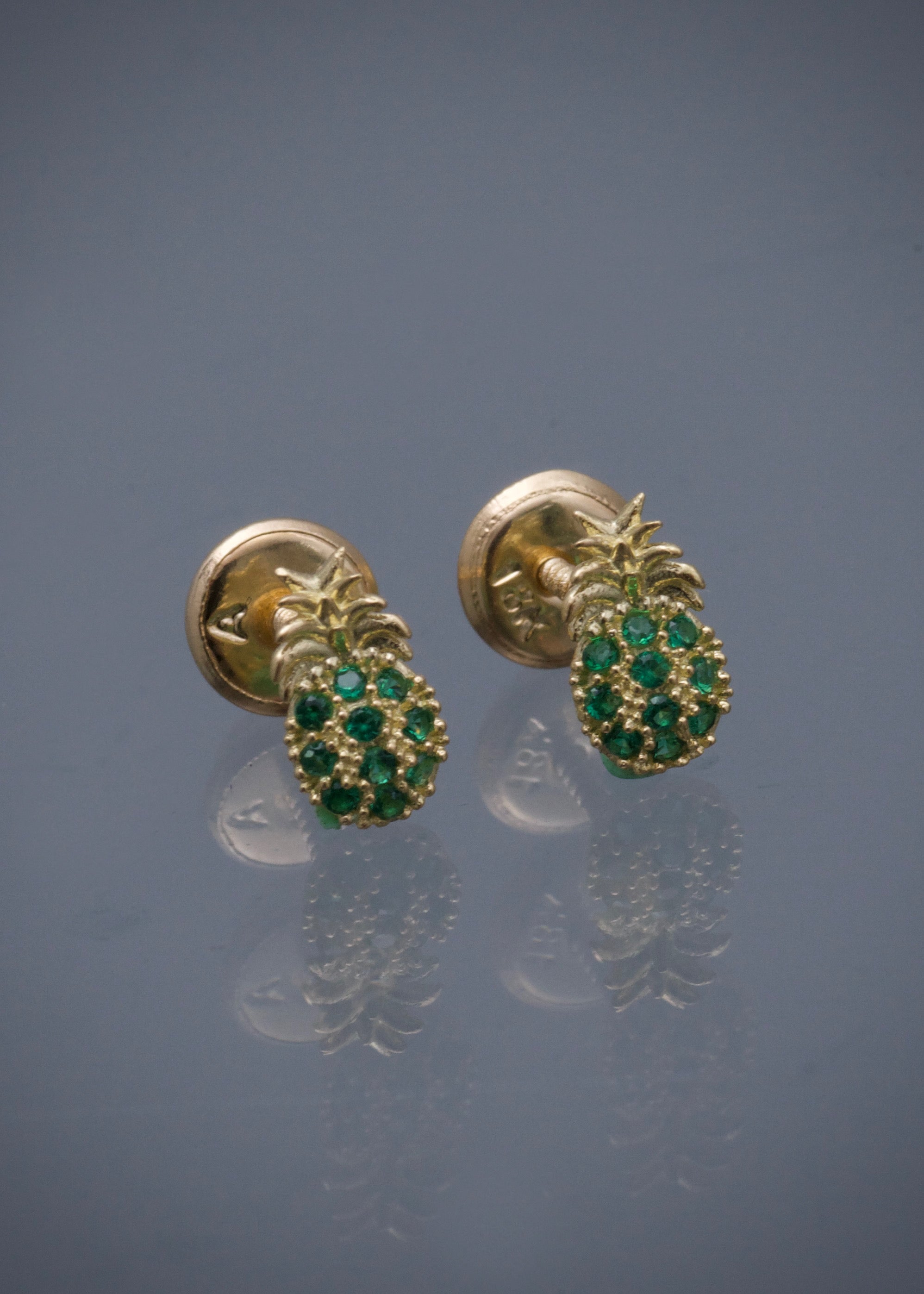 Topos piña con swarovski verde 0.8gr / Largo 0.77cm / Oro Amarillo Nac M
