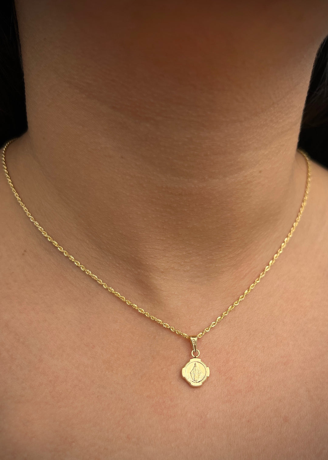 Dije virgen milagrosa 0.5gr / Largo 1.7cm — Oro Amarillo