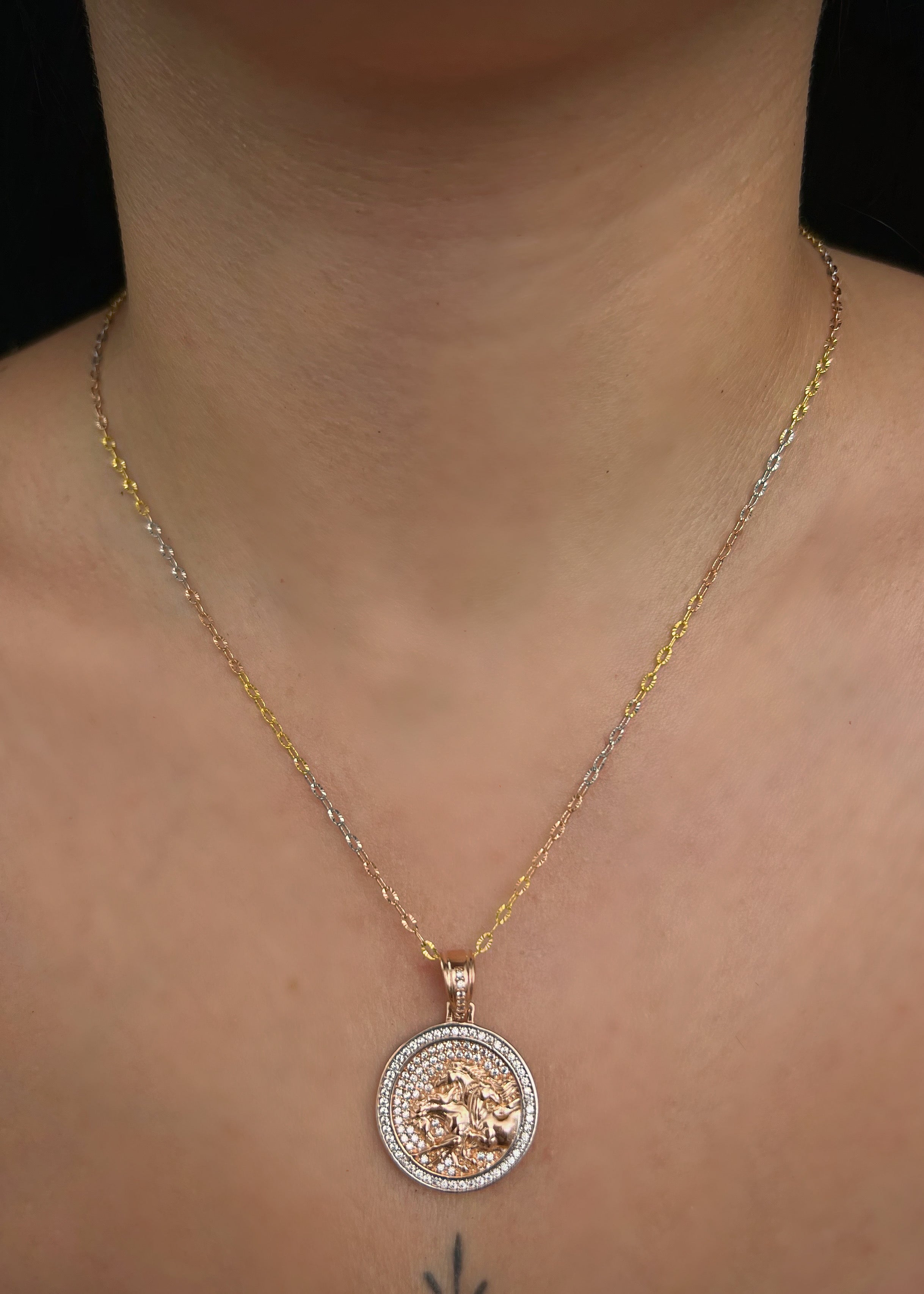 Dije caballos con swarovski blanco 6gr / Largo 3cm / Oro Rosado Nac P