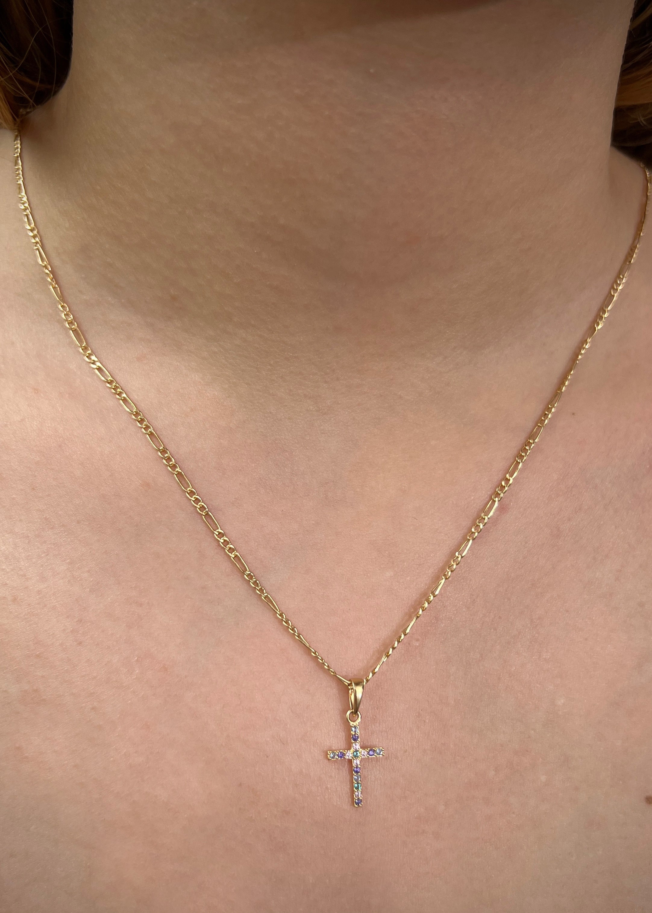 Dije cruz con swarovski verde y rosado 0.6gr / Largo 2 cm / Oro Amarillo Nac P