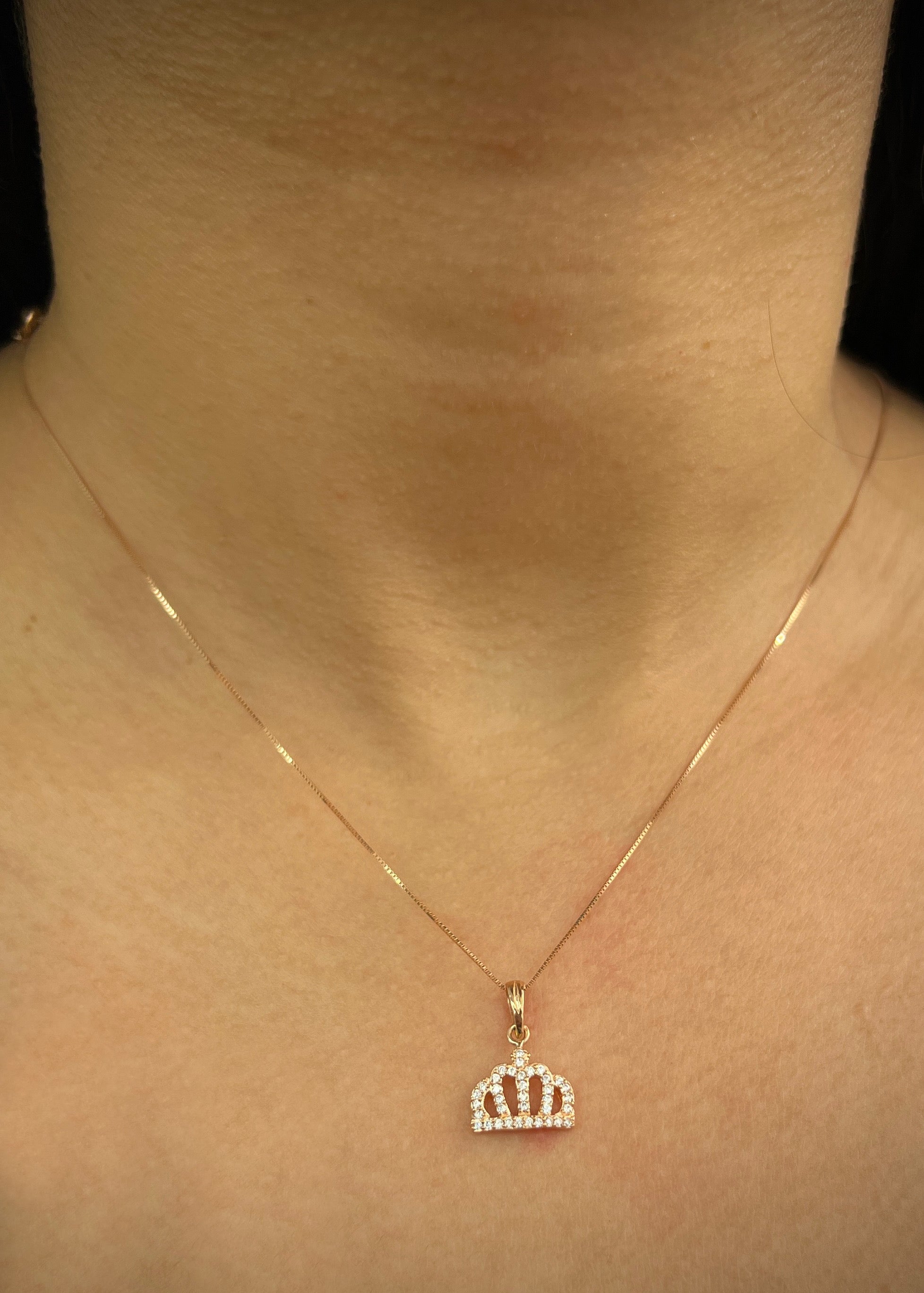 Dije corona con swarovski blanco 1.05gr / Largo 1.7cm / Oro Rosado Nac P