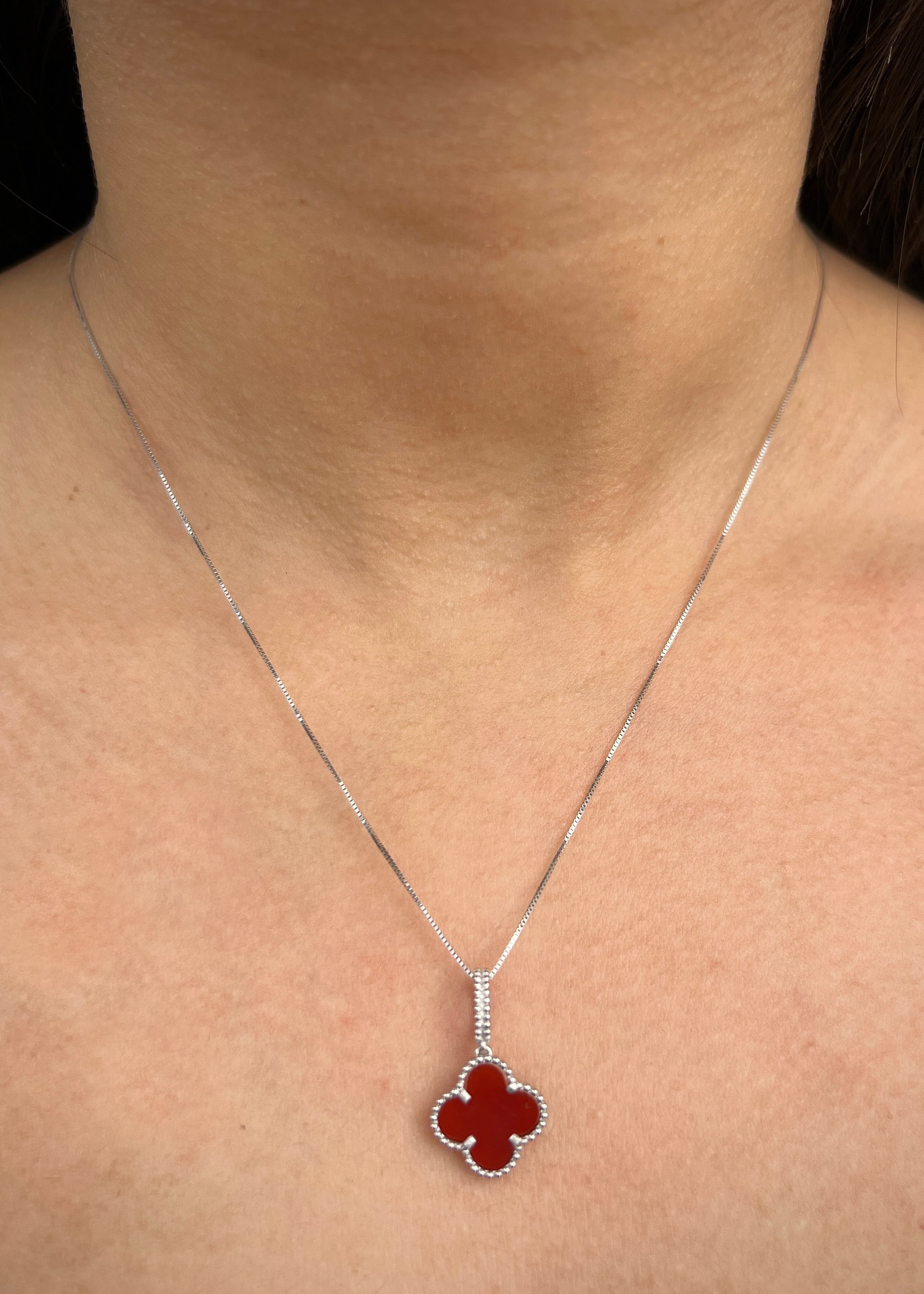 Dije lucky clover piedra roja 2gr / Largo 2.3cm / Oro Blanco Nac B