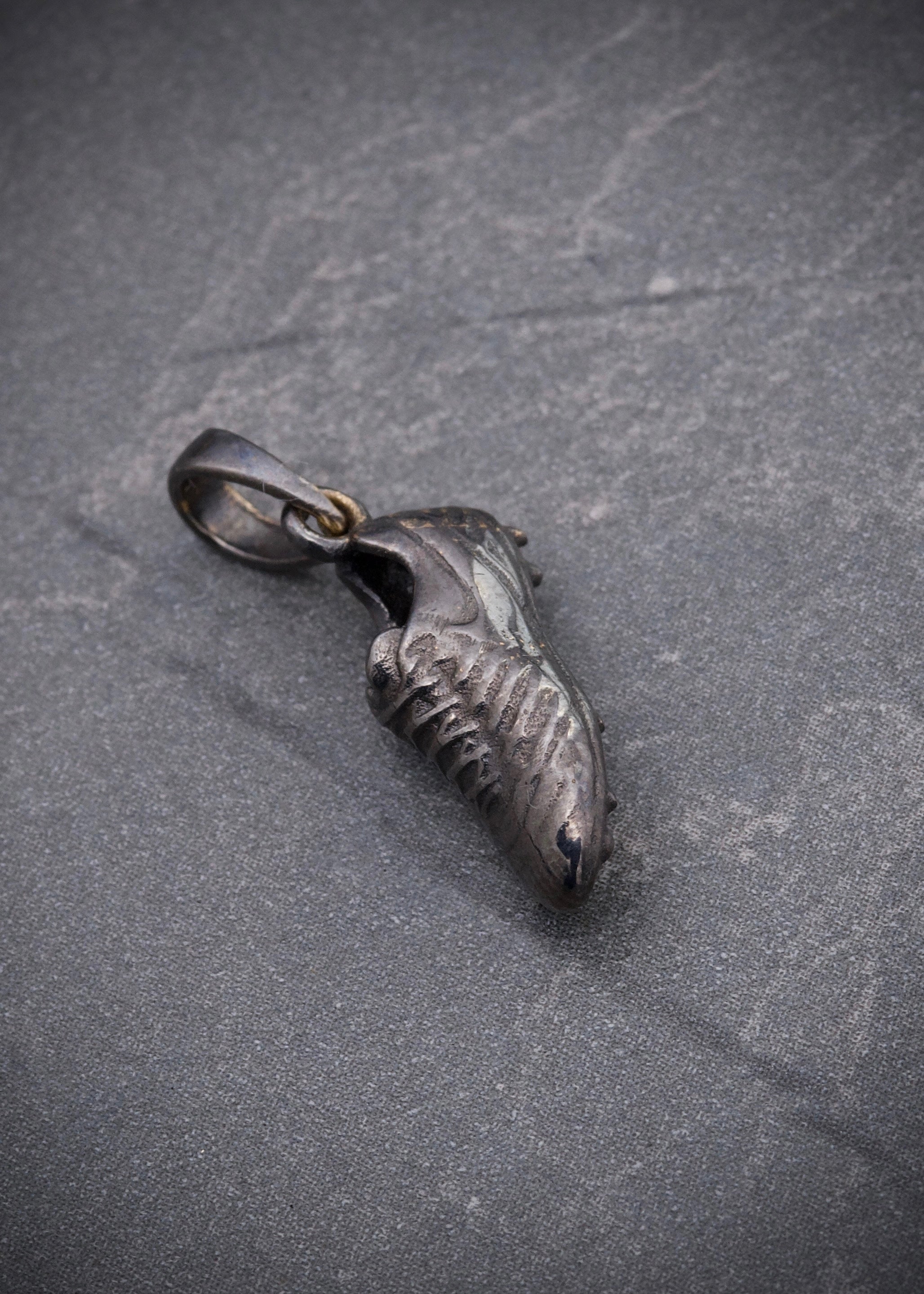 Dije de tenis con rodio negro 2.7gr / Largo 2cm / Oro Amarillo Nac M