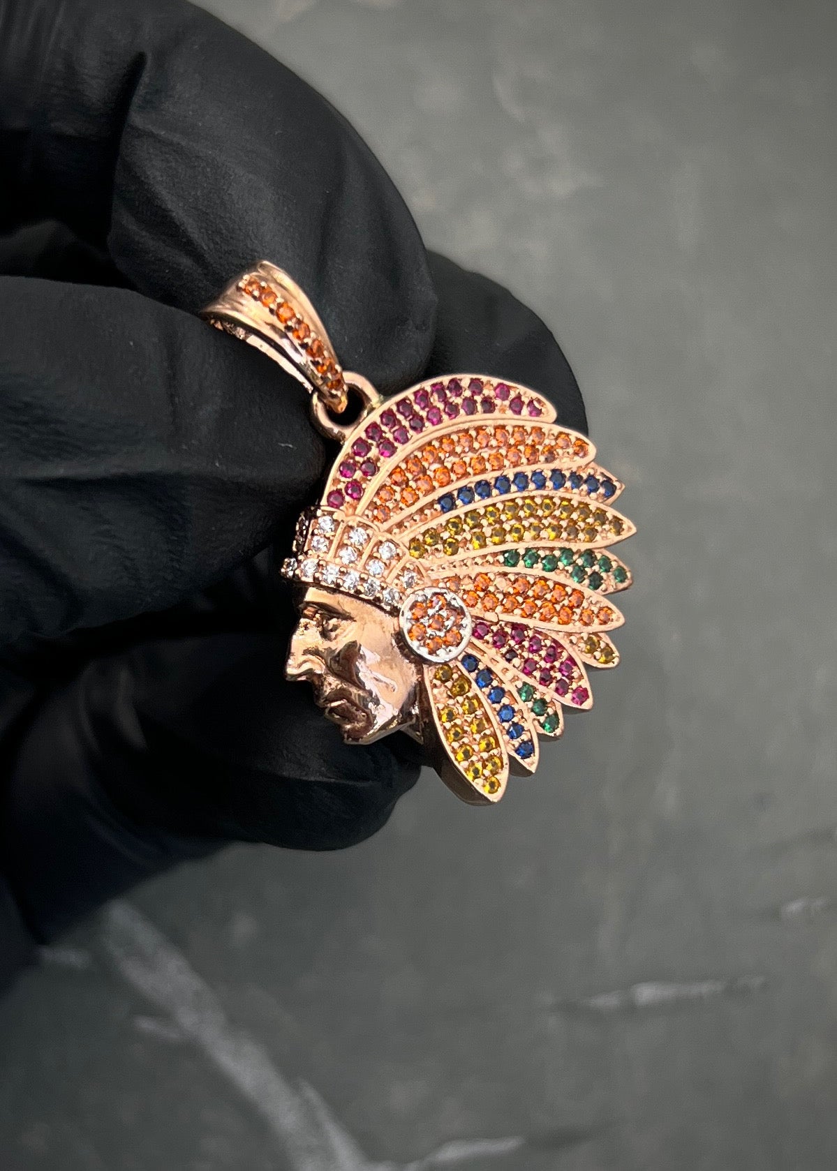 Dije indio con swarovski multicolor 6.45gr / Largo 3.2cm / Oro Rosado Nac M