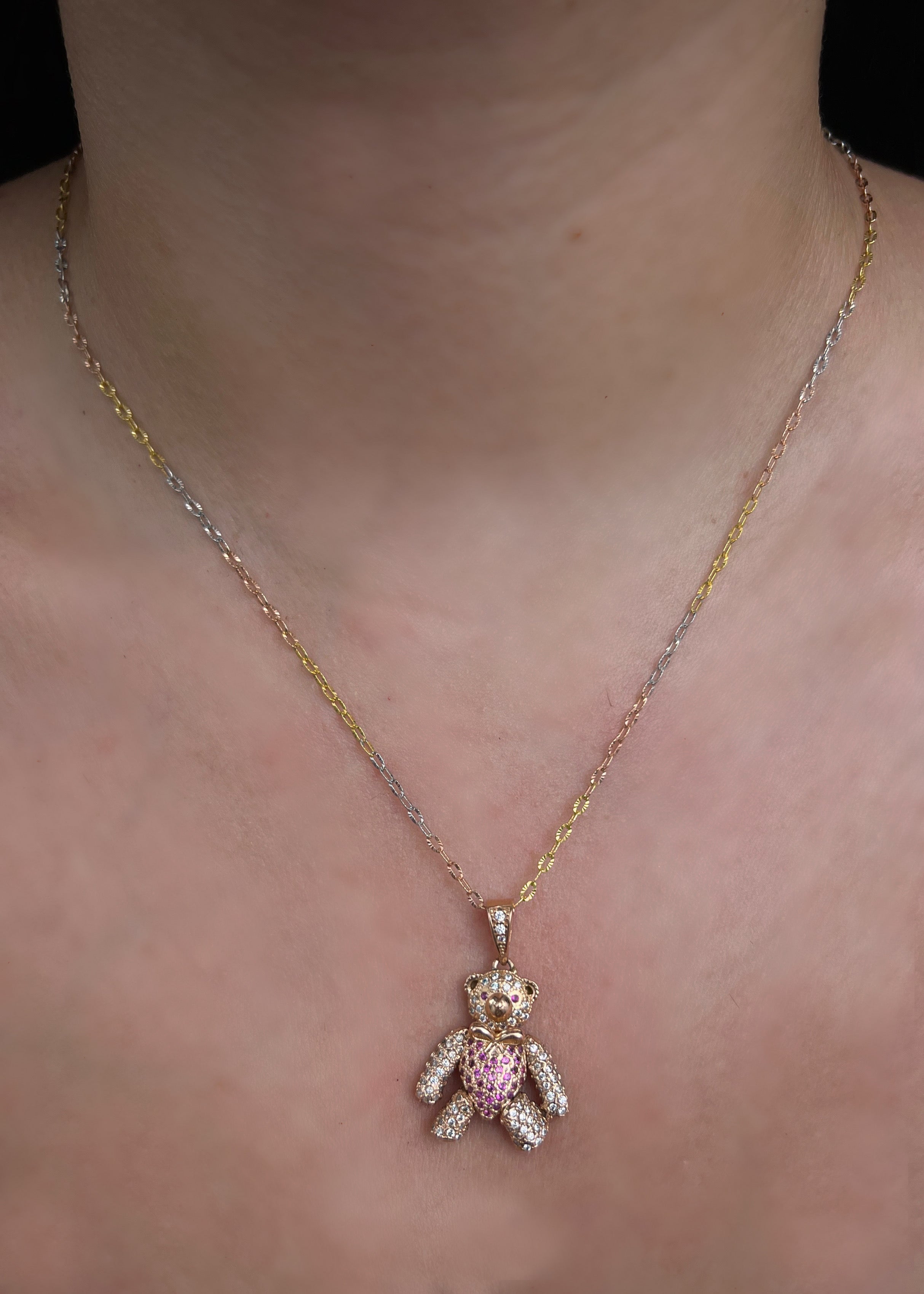 Dije oso con swarovski rosado y blanco 6.95gr / Largo 3cm / Oro Rosado Nac P