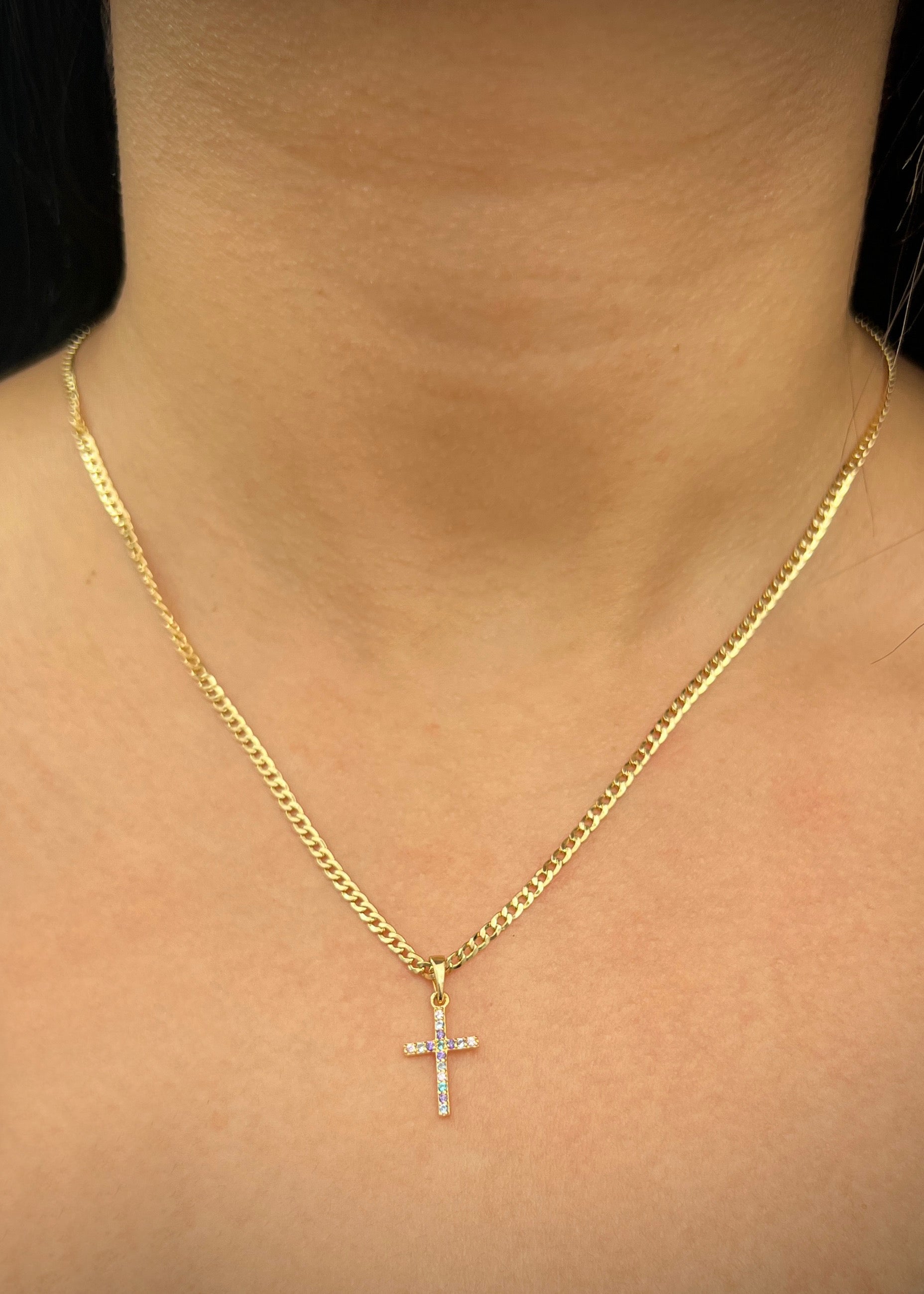 Dije cruz con swarovski verde y morado 0.6gr / Largo 2.1cm / Oro Amarillo Nac B