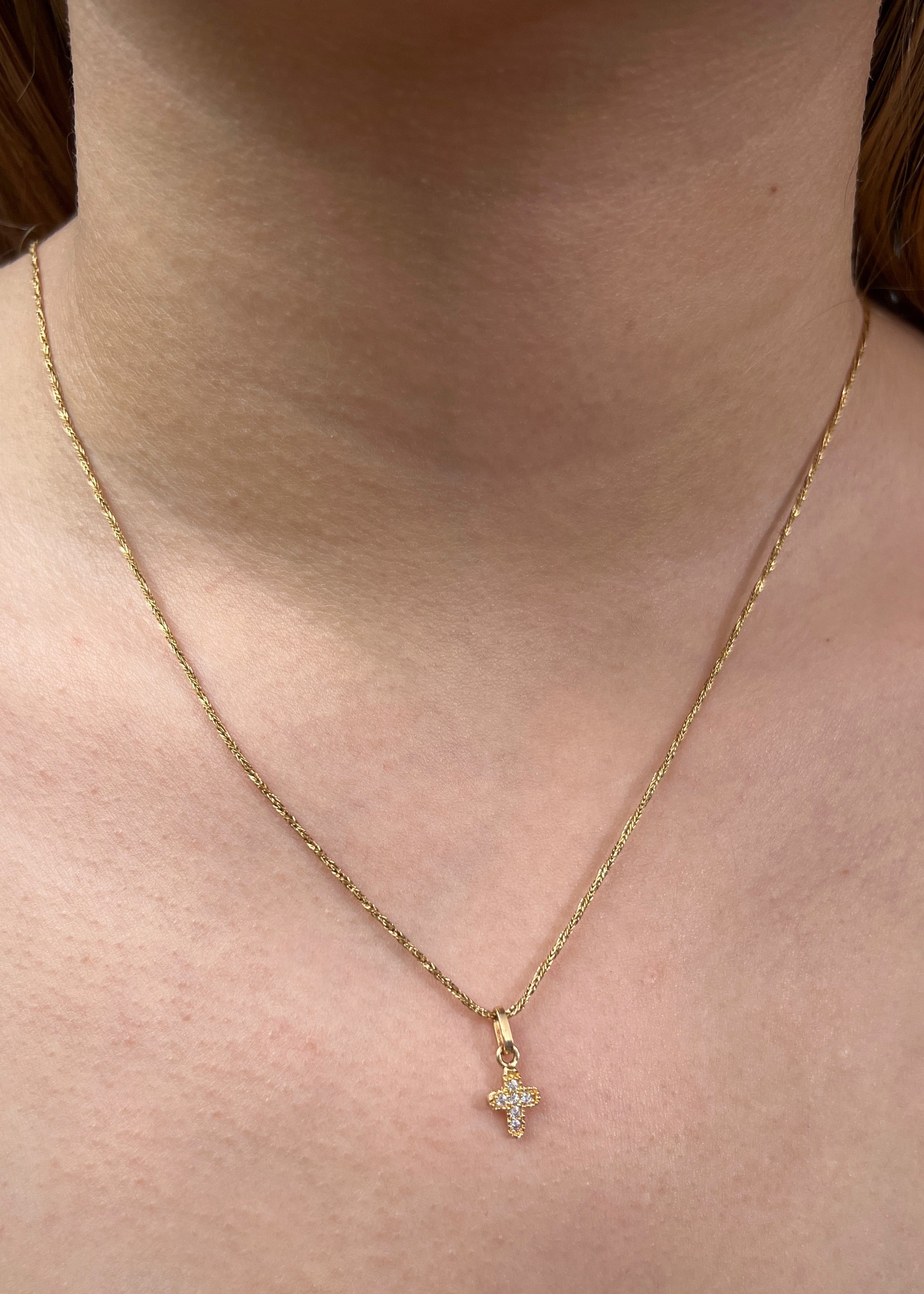 Dije cruz con swarovski blanco 0.45gr / Largo 1.4cm / Oro Amarillo Nac M