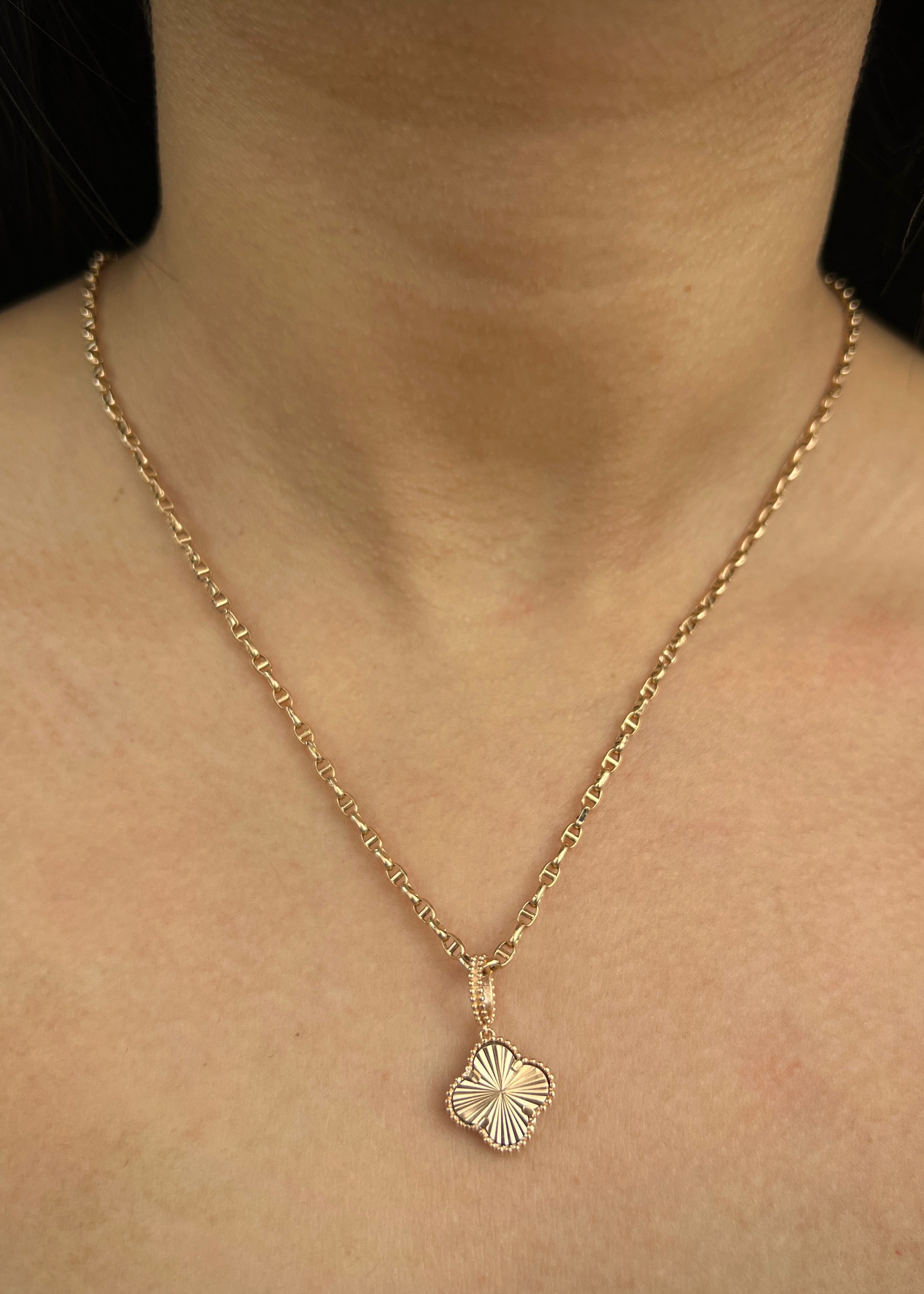 Dije lucky clover diamantado 2.55gr / Largo 2.3cm / Oro Rosado Nac B