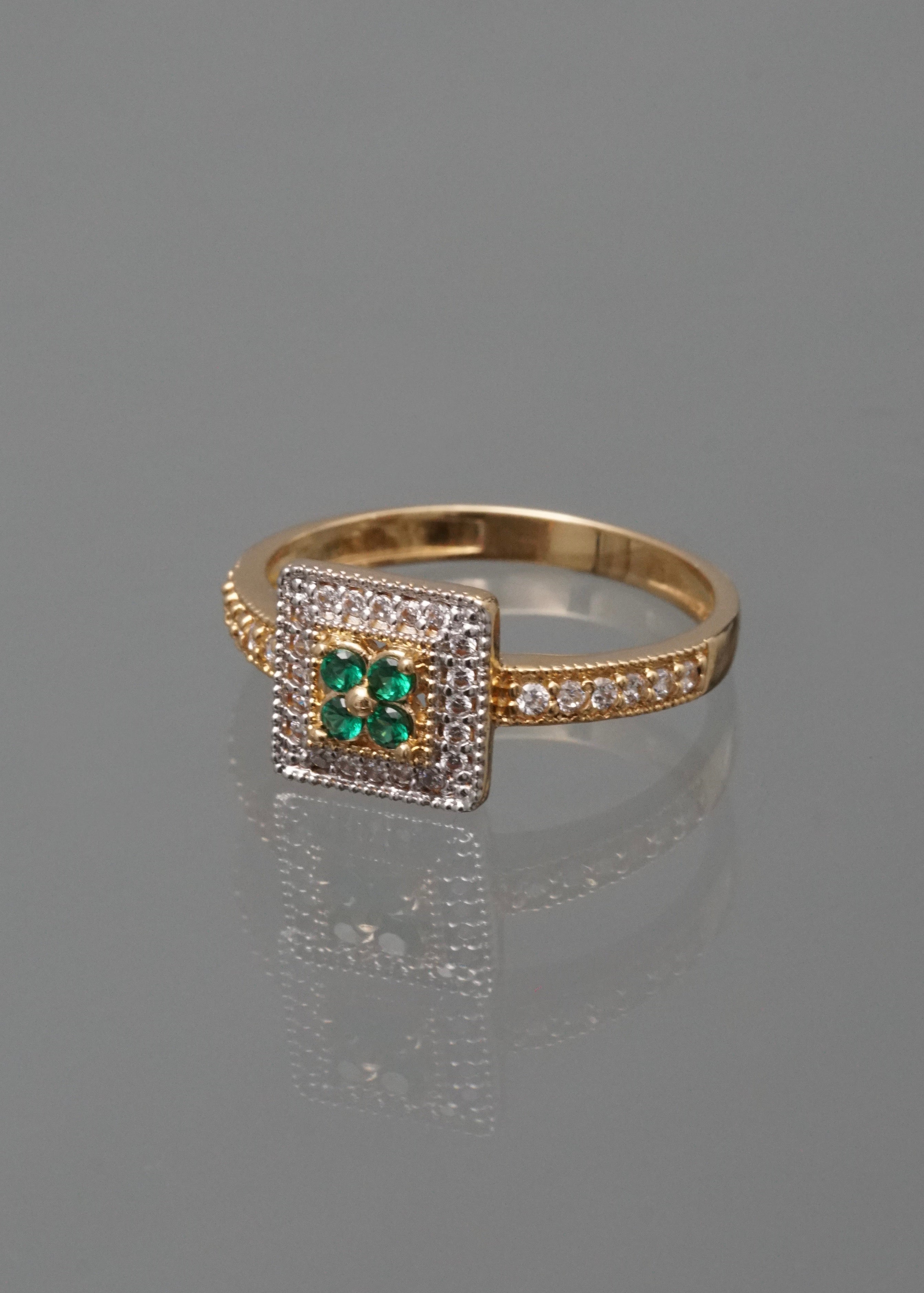 Anillo flor con swarovski verde y blanco 3.3gr / Talla 7 1/ 4 / Oro Amarillo Nac B