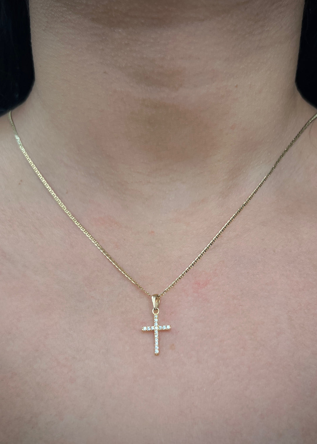Dije Cruz con Swarovski Blanco 0.6gr / 2cm / 9.7mm — Oro Amarillo