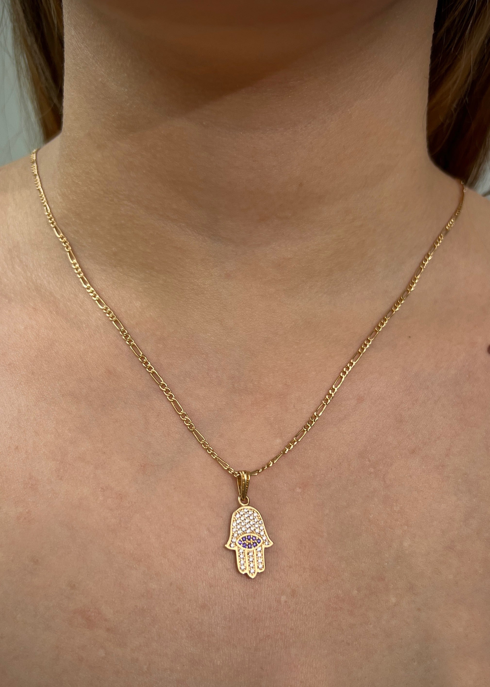 Dije mano hs con swarovski morado y blanco 1.7gr / Largo 2.4cm / Oro Amarillo Nac P