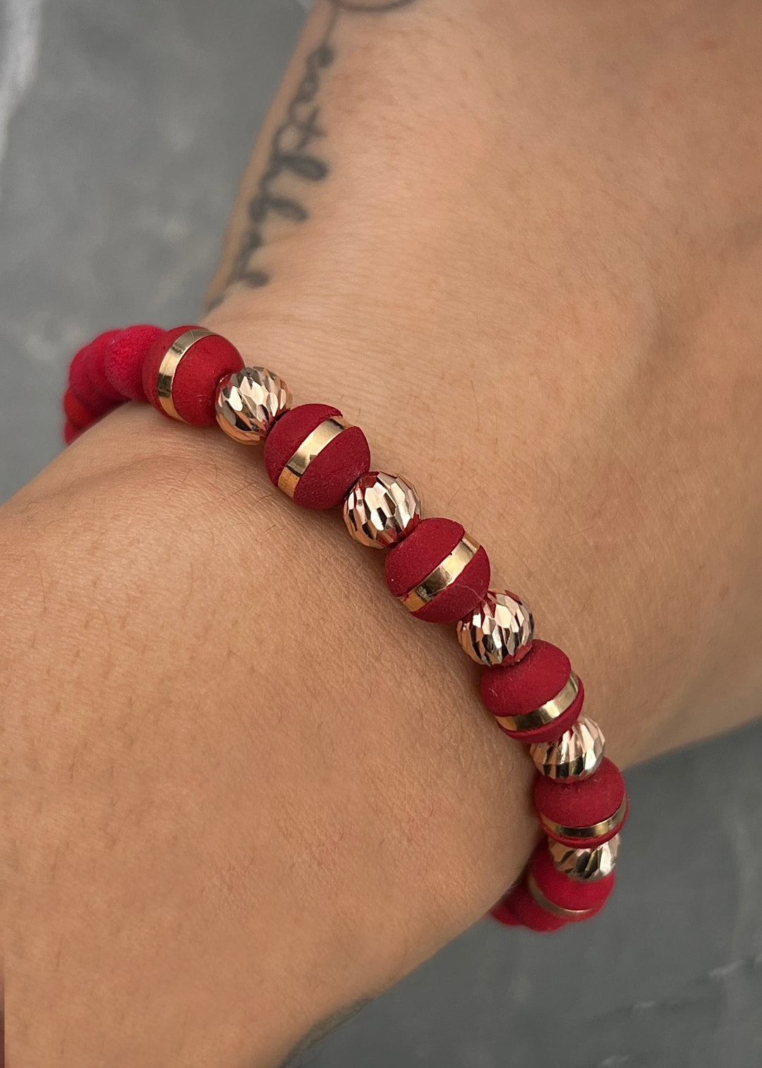 Pulsera en hilo rojo con bolas diamantadas 1.1gr — Oro Rosado