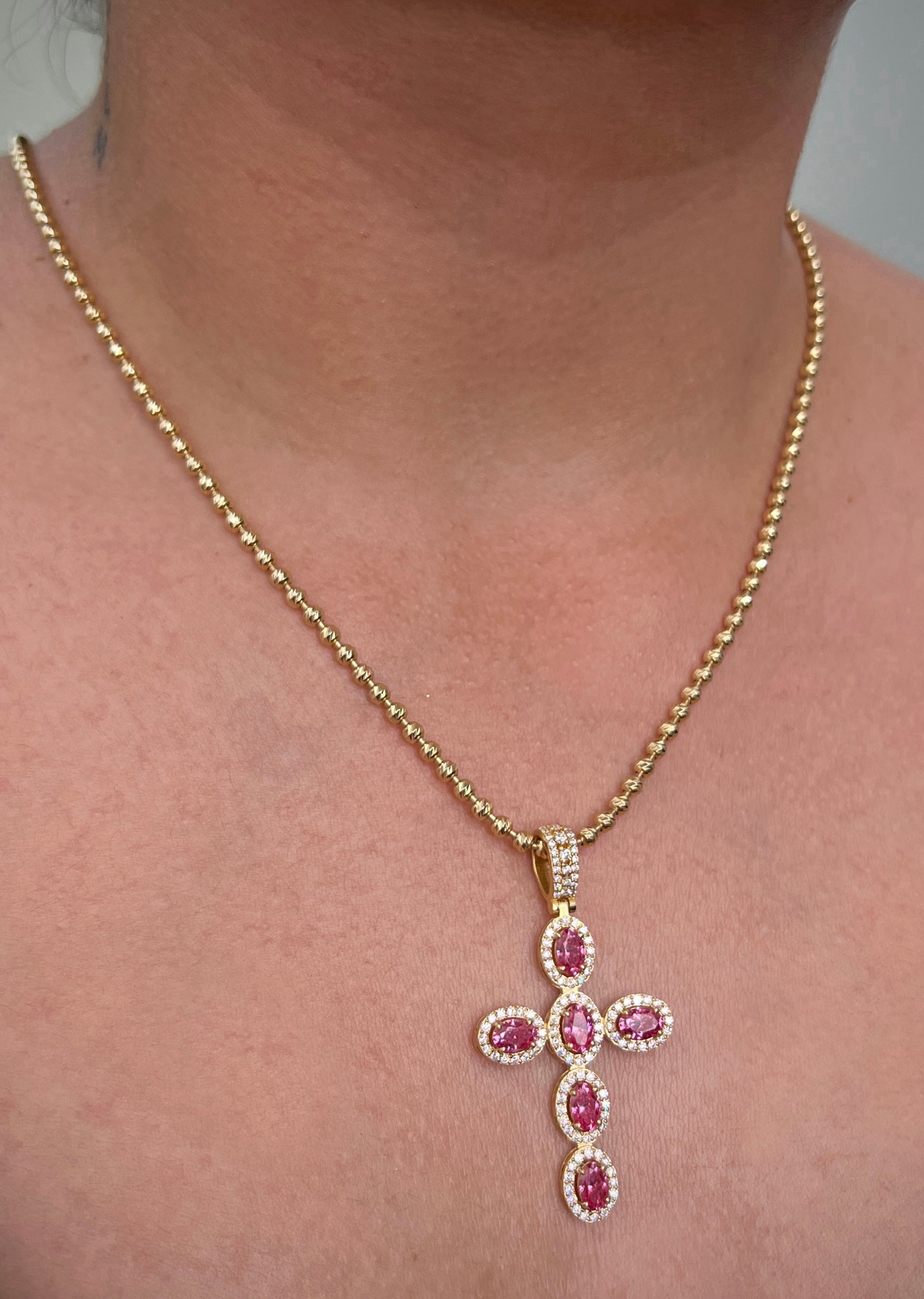 Dije cruz con 322pts de moissanita central y 102pts laterales 6.75gr / Largo 5cm / Oro Amarillo (Joya) B