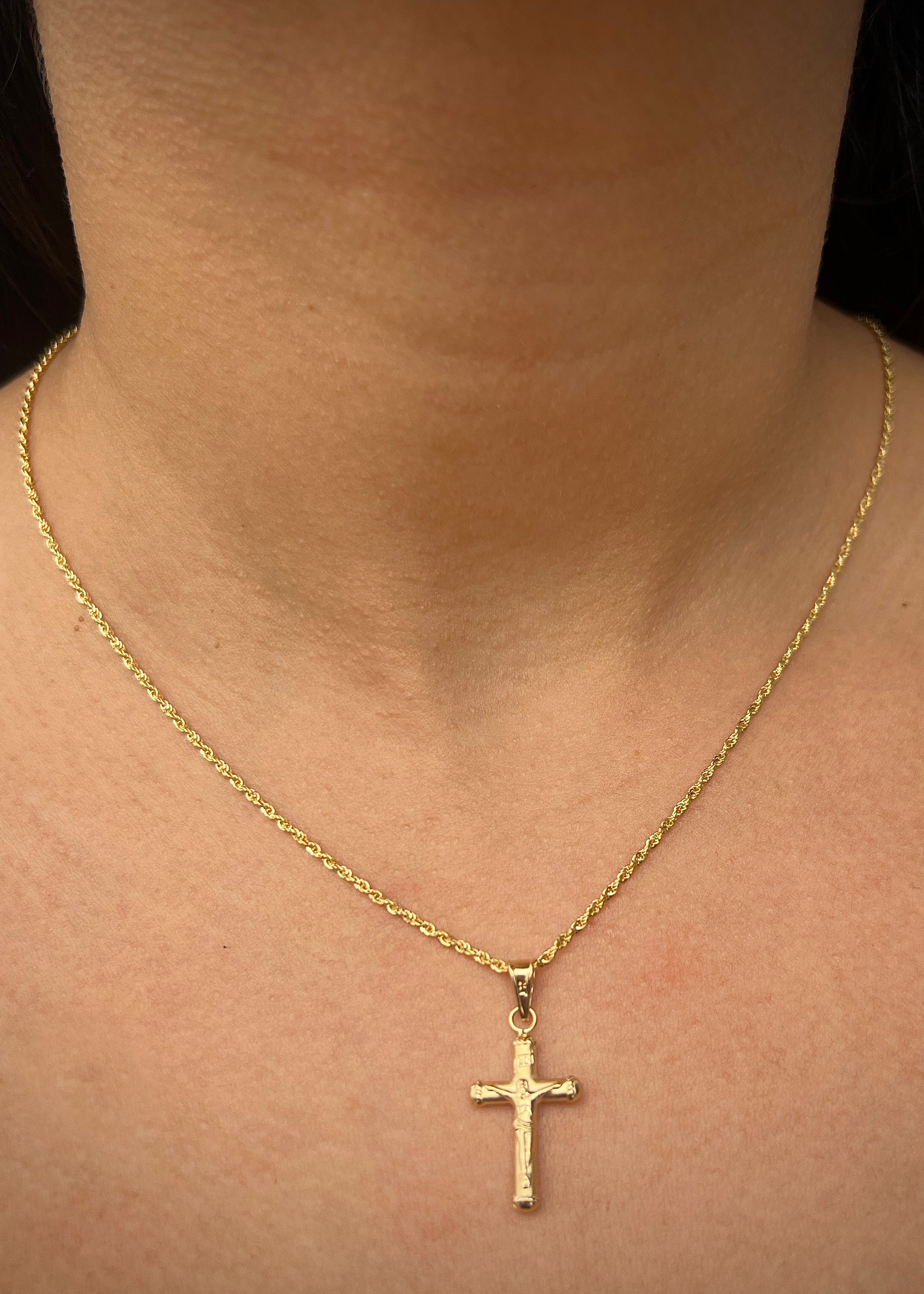 Dije cruz con cristo 0.7gr / Largo 2.9cm / Oro Amarillo Nac B