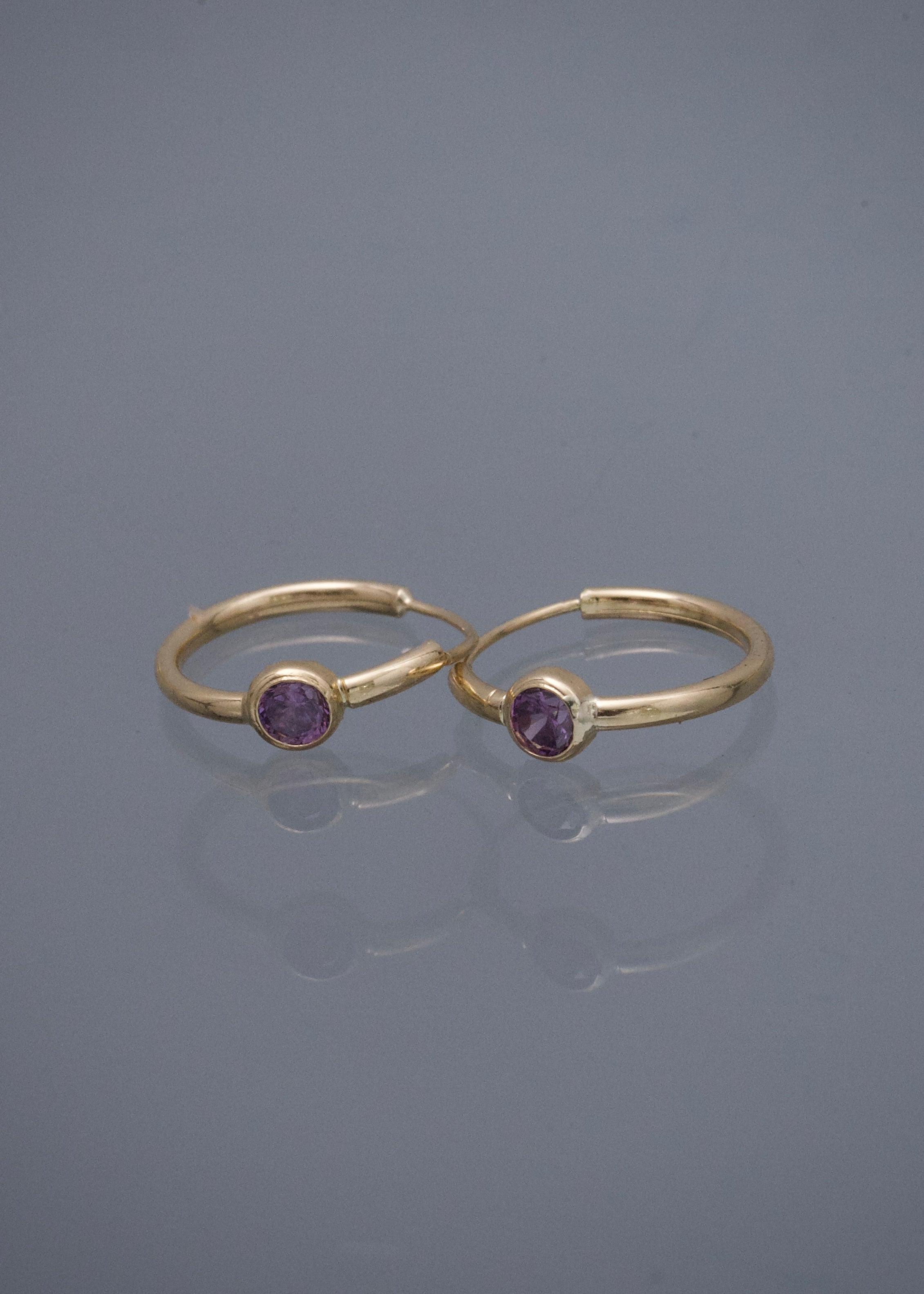 Candongas con Swarovski Morado 0.55gr / 1.1cm / 3.4mm — Oro Amarillo