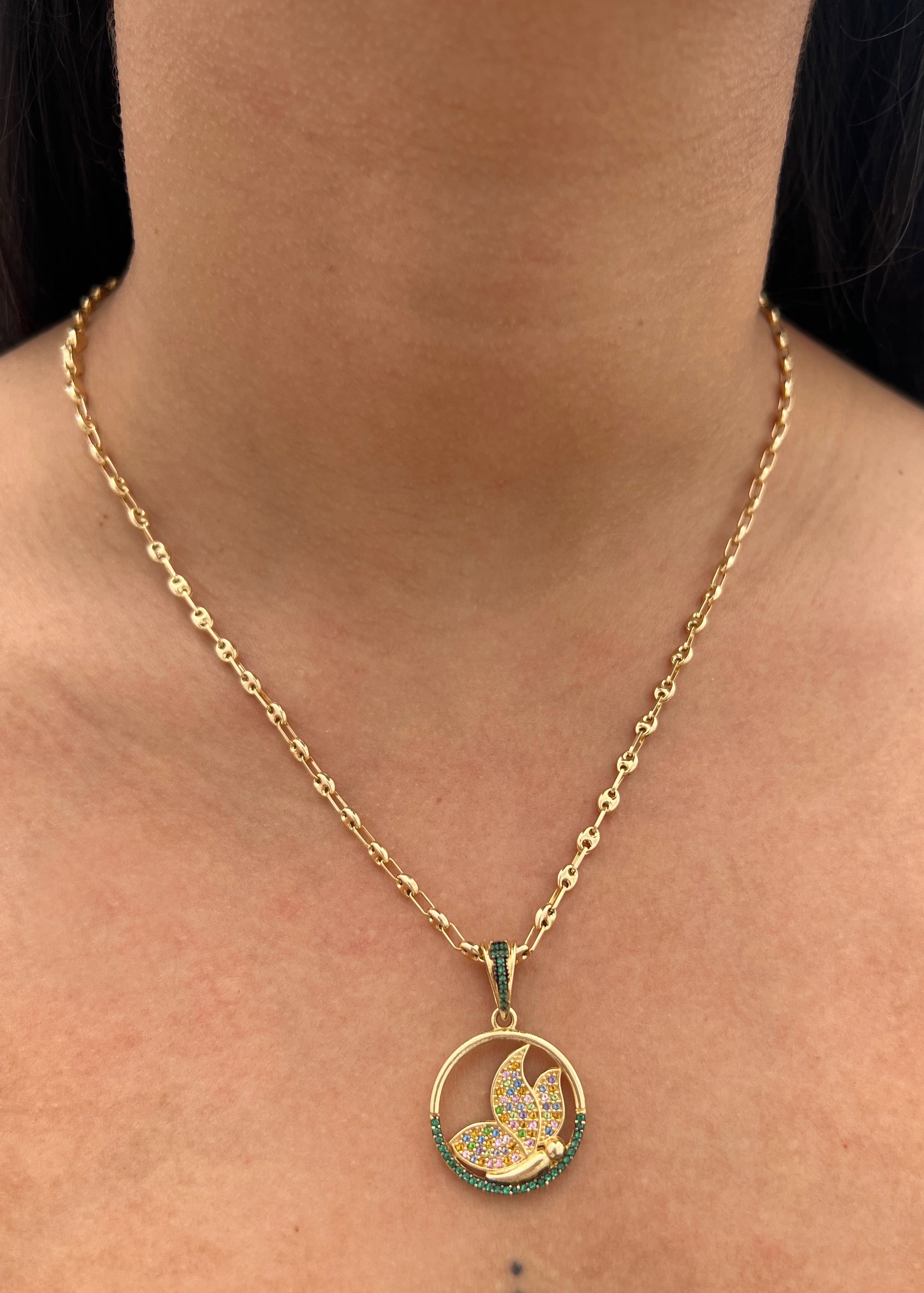 Dije mariposa con swarovski multicolor 4.9gr / Largo 3.2cm / Oro Amarillo Nac M