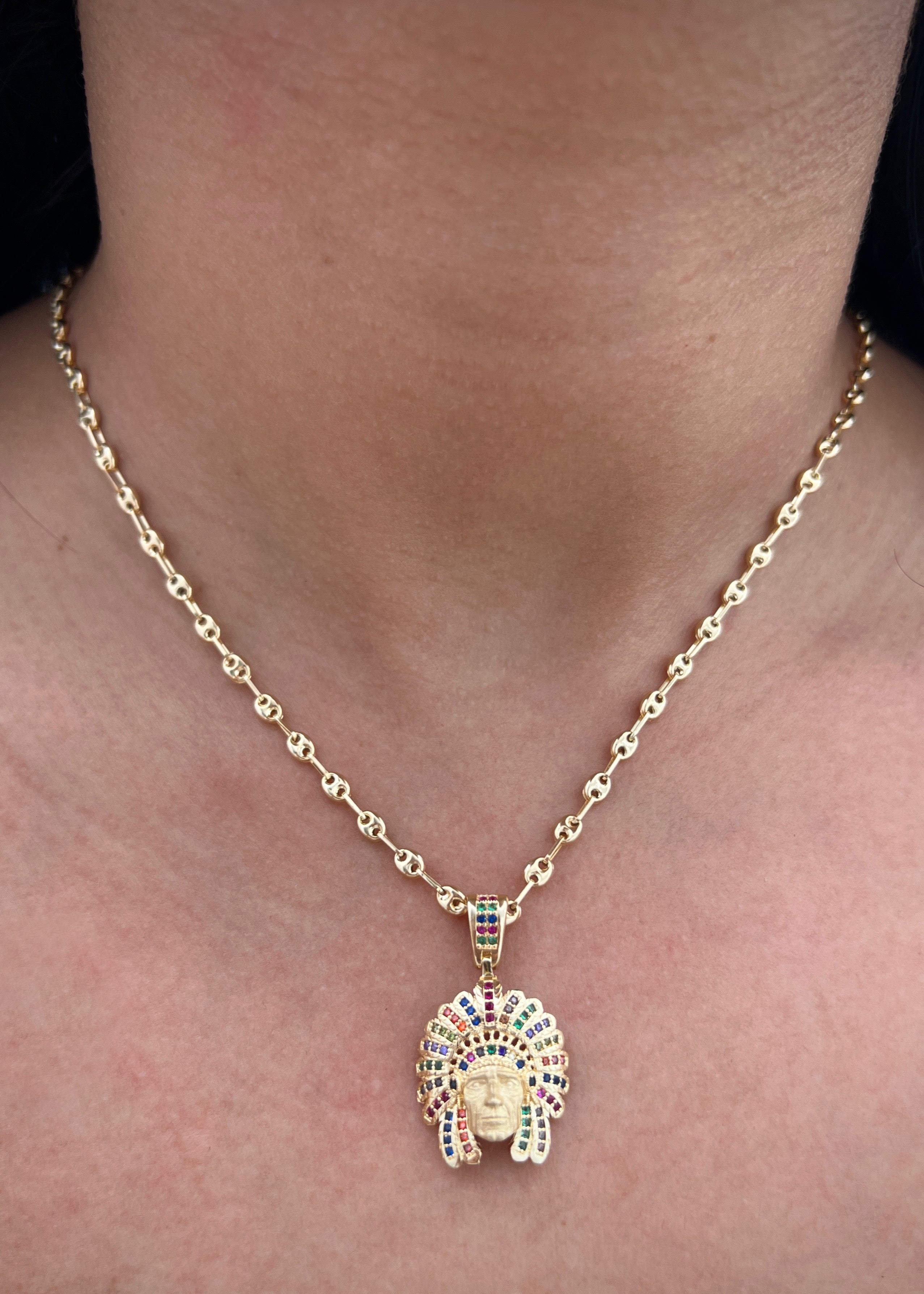 Dije de indio con swarovski multicolor 4.8gr / Largo 3cm / Oro Amarillo Nac M