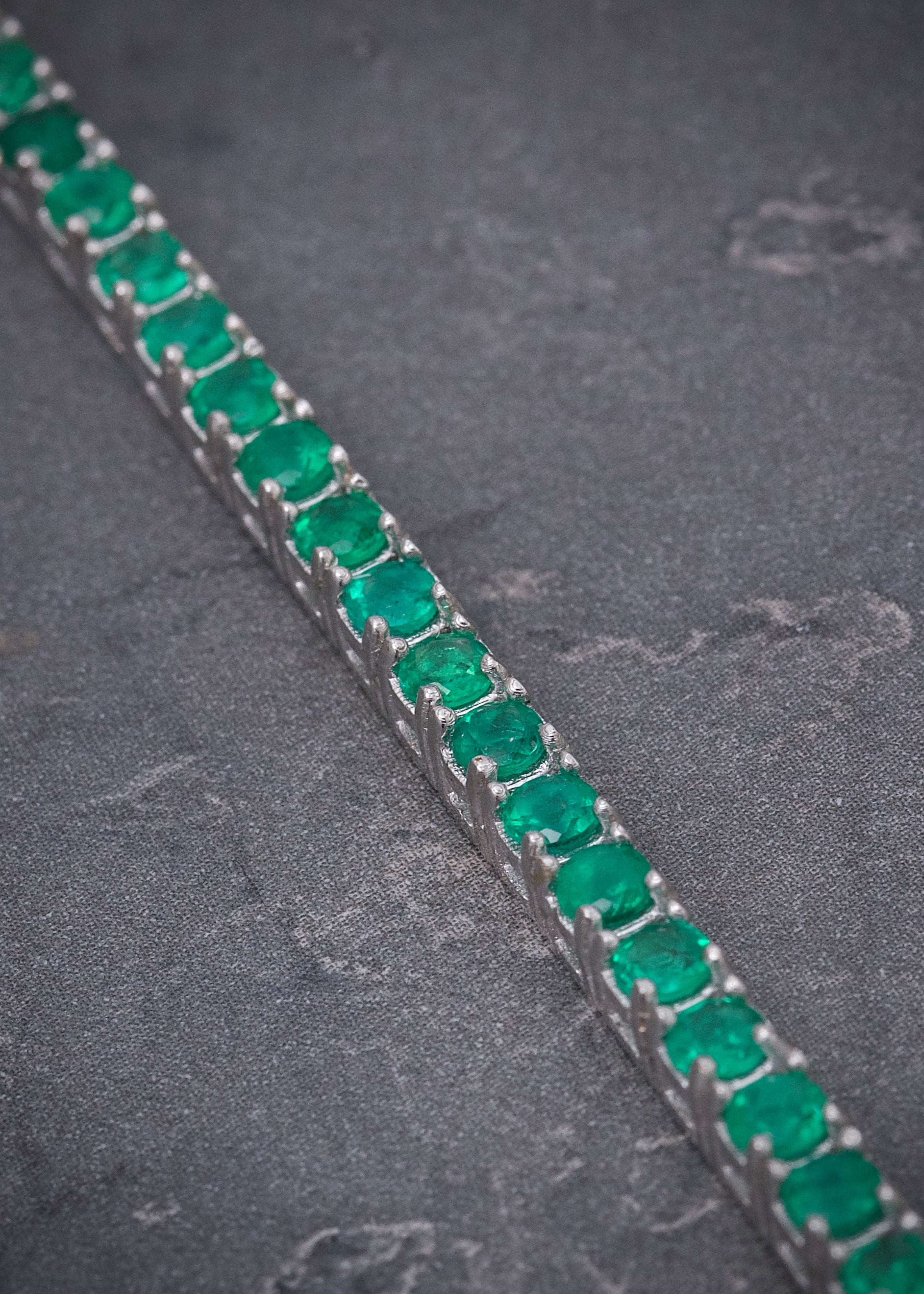 Pulso tenis con 515pts de esmeralda 19.25gr / Largo 20cm / Oro Blanco (Joya) M