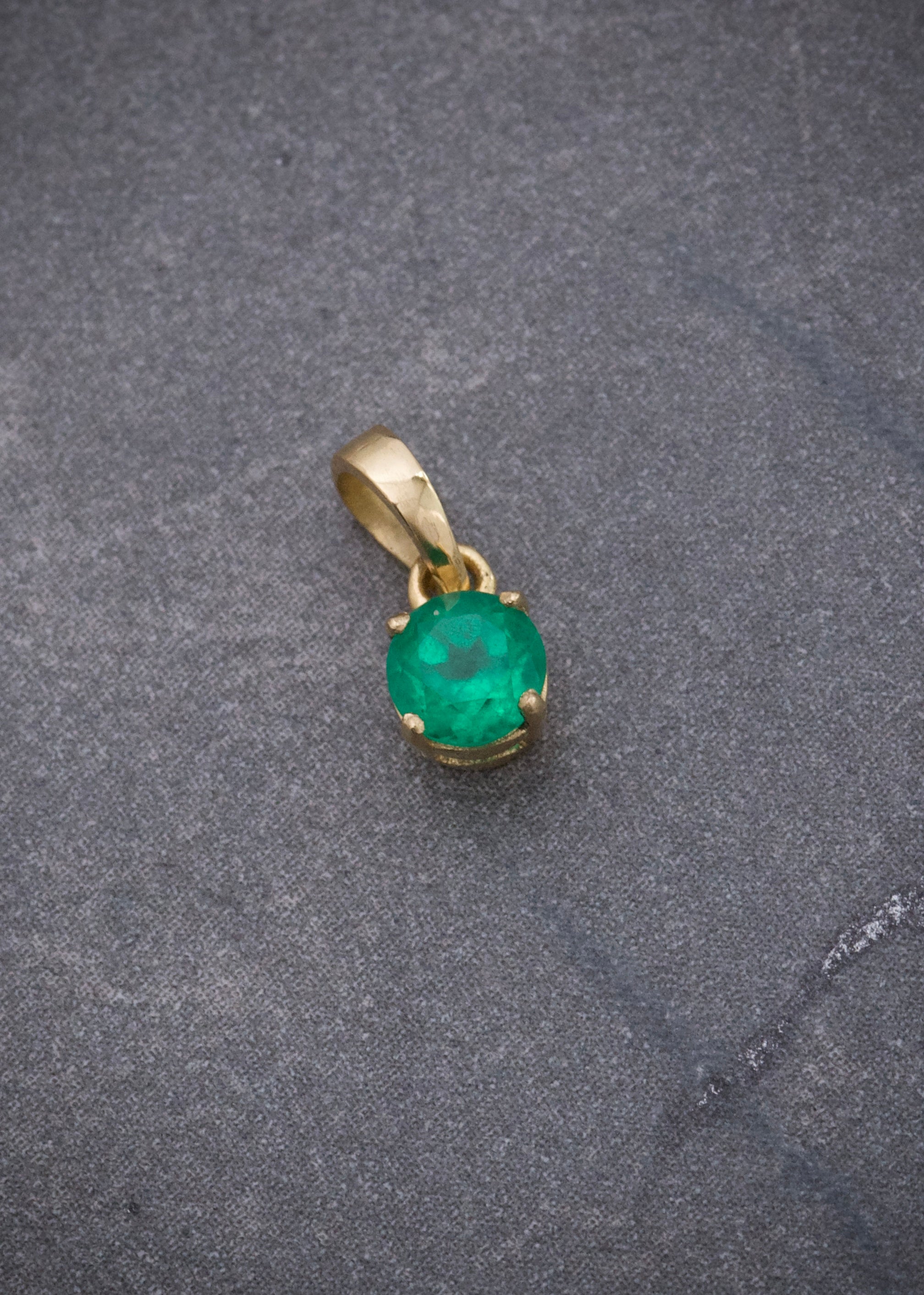 Dije con 22pts de esmeralda 0.4gr / Largo 1cm / Oro Amarillo (Joya) B