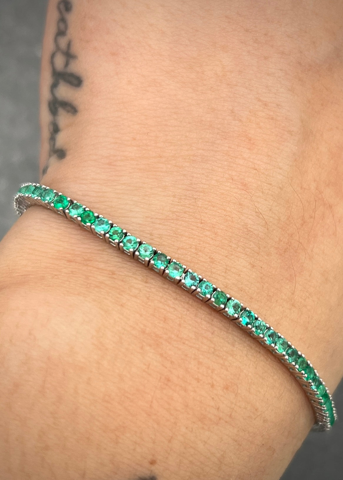 Pulso tenis con 267pts de esmeraldas 8.6gr / Largo 19 cm / Oro Blanco (Joya) M