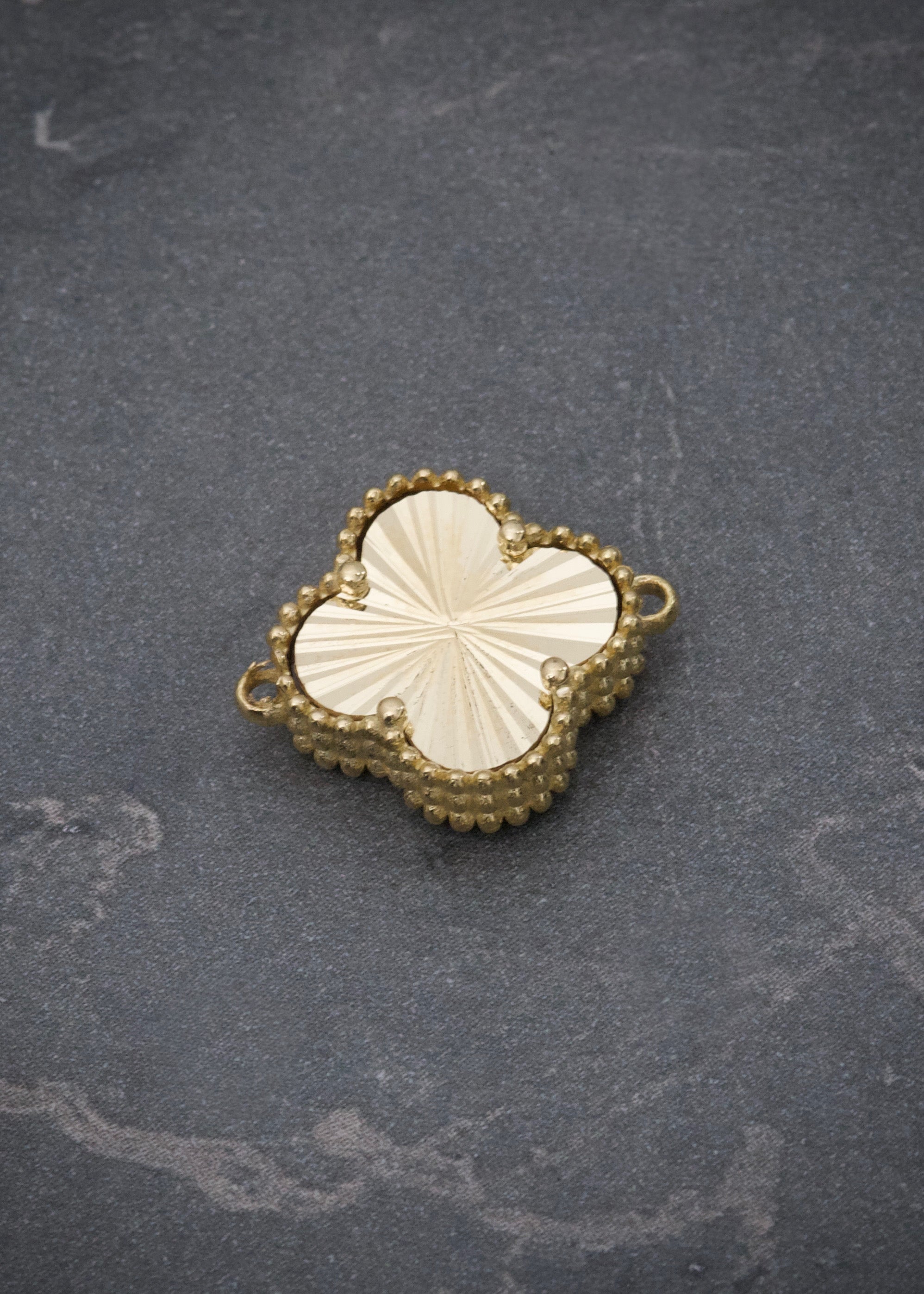 Herraje lucky clover diamantado 3.1gr / Largo 1.6cm / Oro Amarillo Nac B