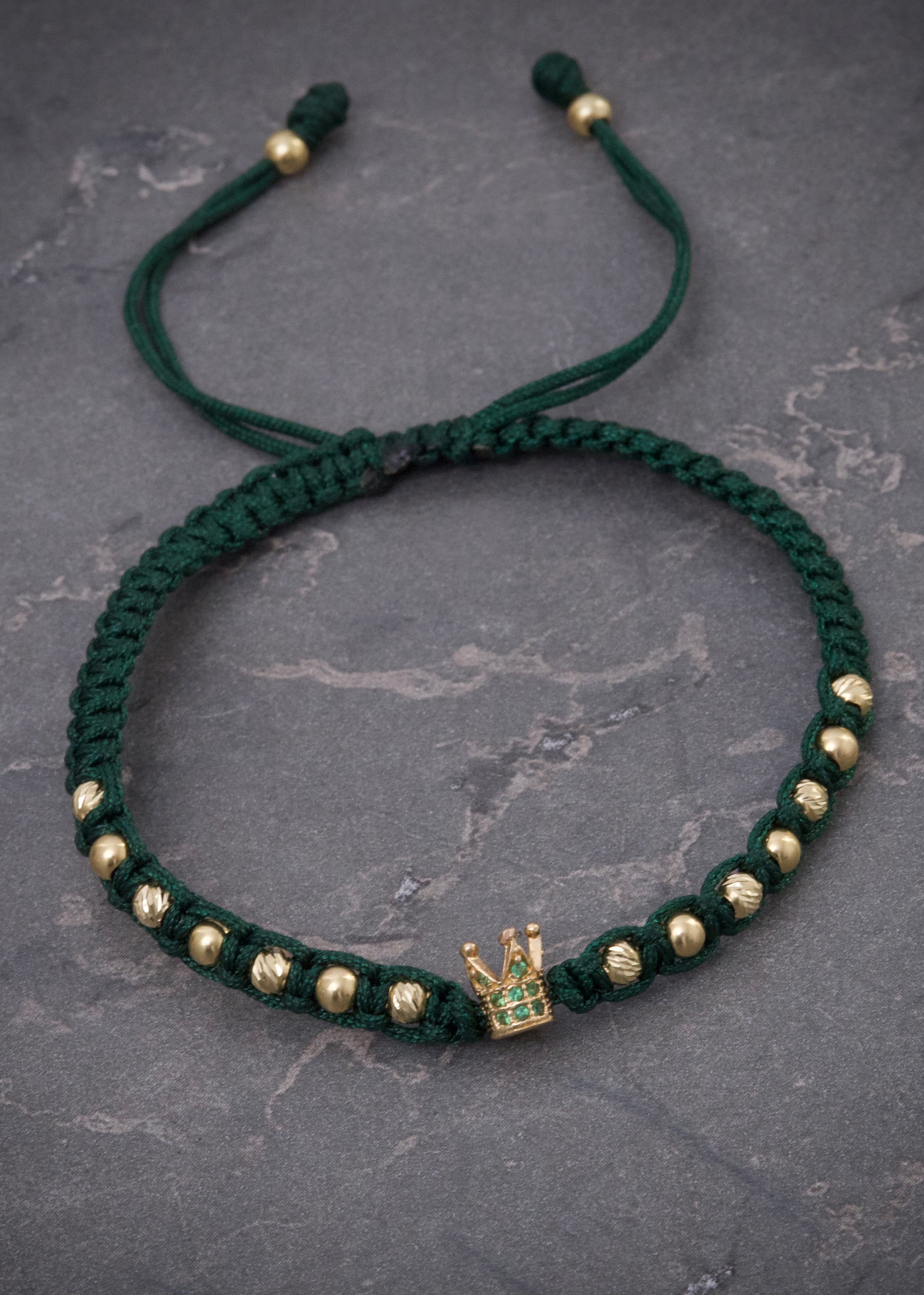 Pulsera en hilo verde con herraje de corona 1.3gr / Oro Amarillo (Joya) M