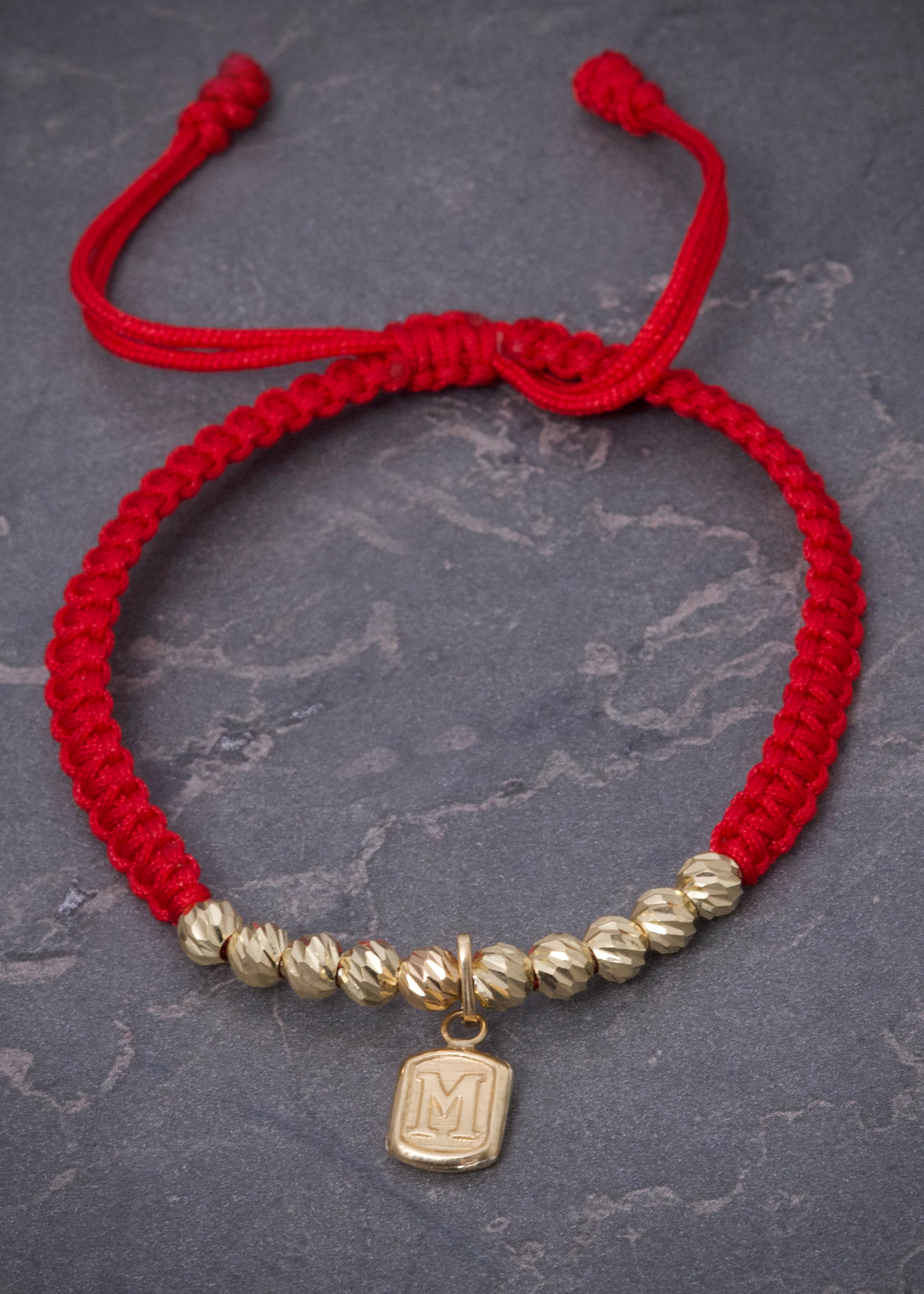 Pulsera en hilo rojo con dije y bolas diamantadas 1.15gr / Oro Amarillo (Joya) M