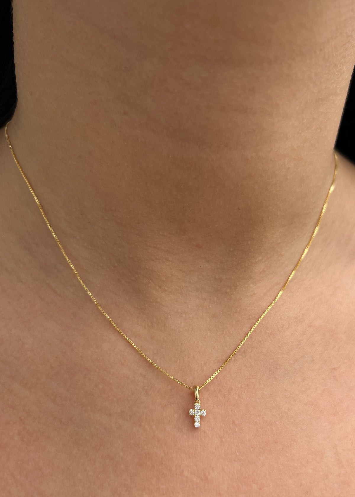 Dije Cruz con 9pts de Diamantes 0.4gr / 1cm / 4.9mm — Oro Amarillo