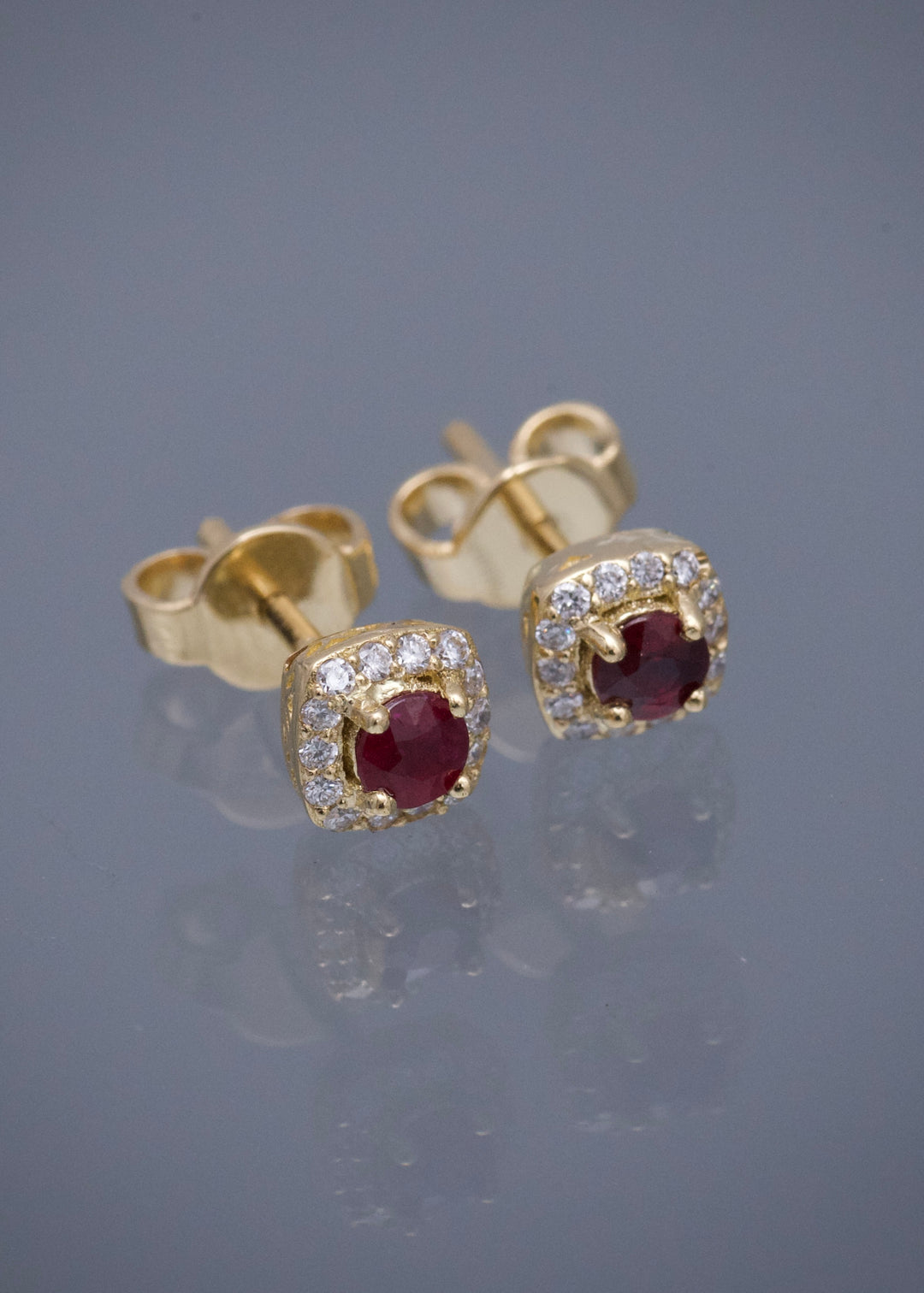 Topos con 24pts de Rubie y 11pts de Diamantes 1.55gr / 0.5cm / 5mm — Oro Amarillo