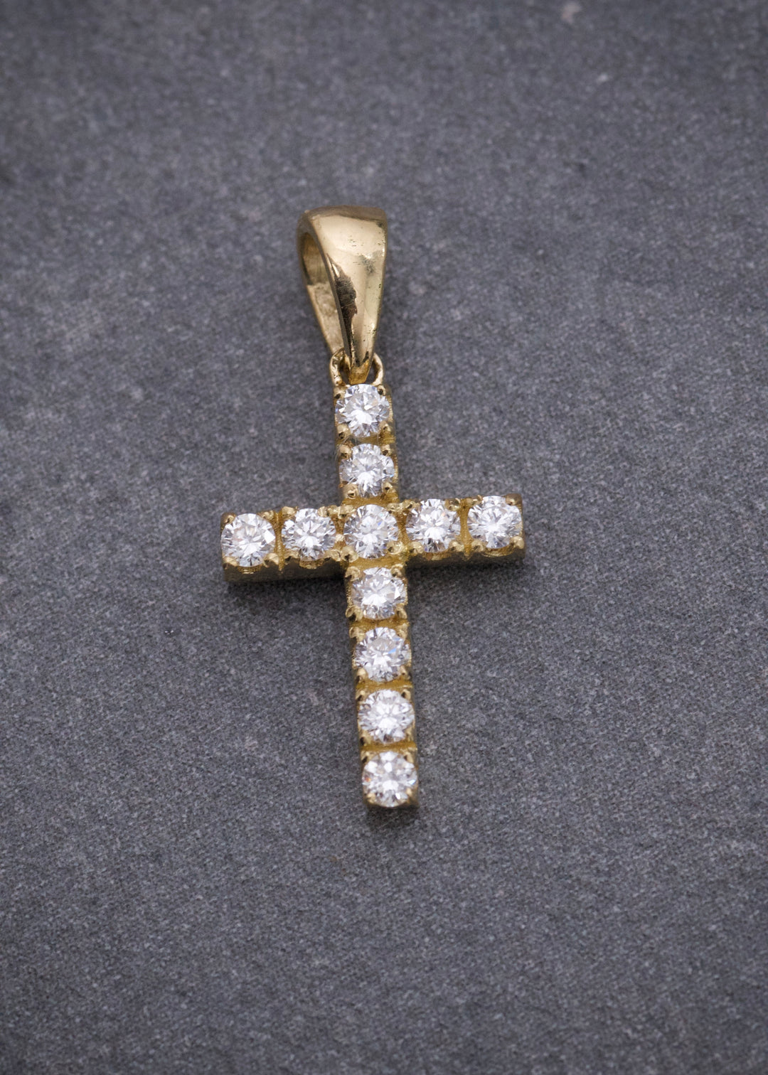 Dije Cruz con 22pts de Diamantes 1.1gr / 1.9cm / 9.5mm — Oro Amarillo