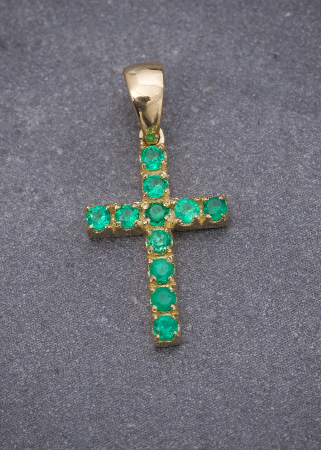 Dije Cruz con 21pts de Esmeralda 1.1gr / 1.9cm / 9.5mm — Oro Amarillo