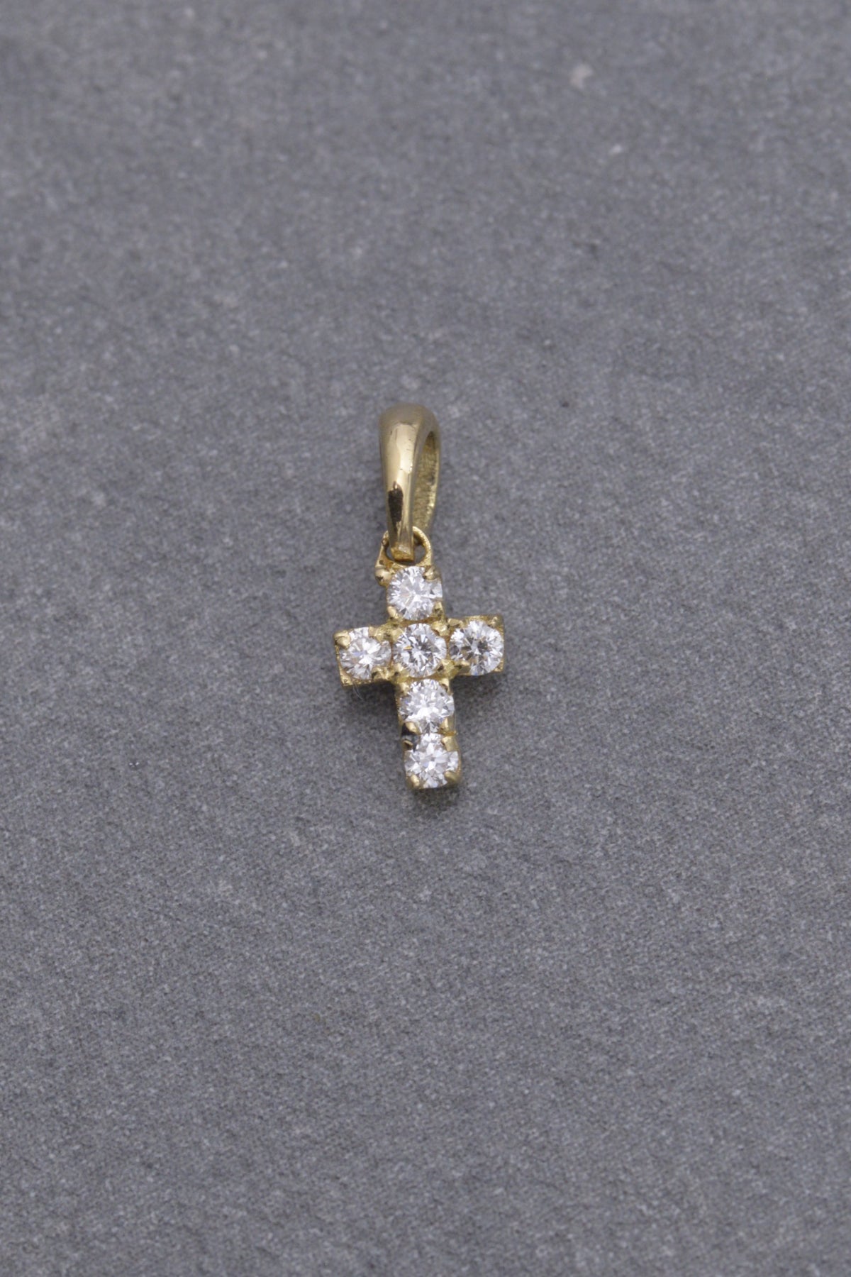 Dije Cruz con 9pts de Diamantes 0.4gr / 1cm / 4.9mm — Oro Amarillo