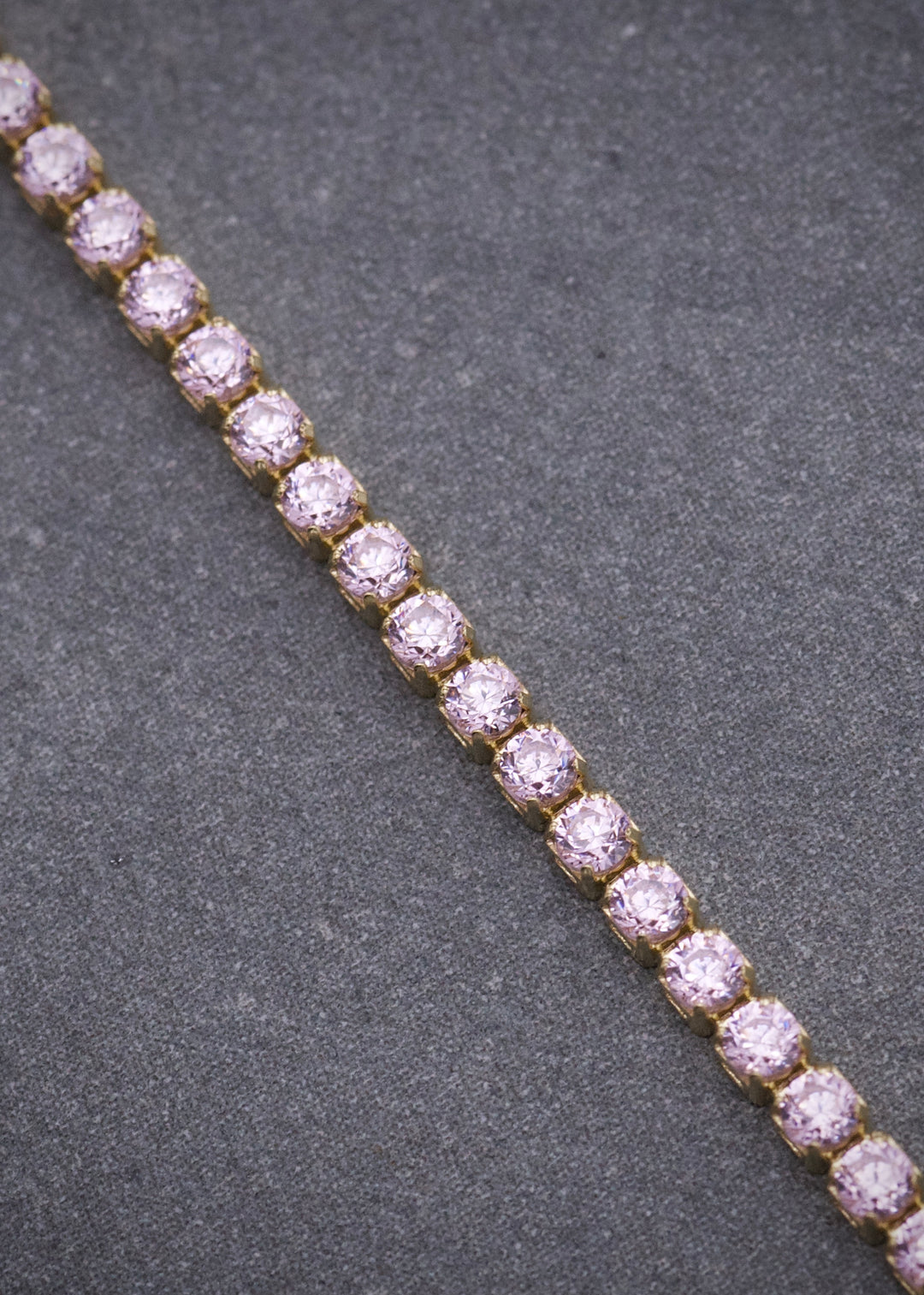 Pulso Tenis con Swarovski Rosado 2.7gr / 18cm / 1.8mm — Oro Amarillo