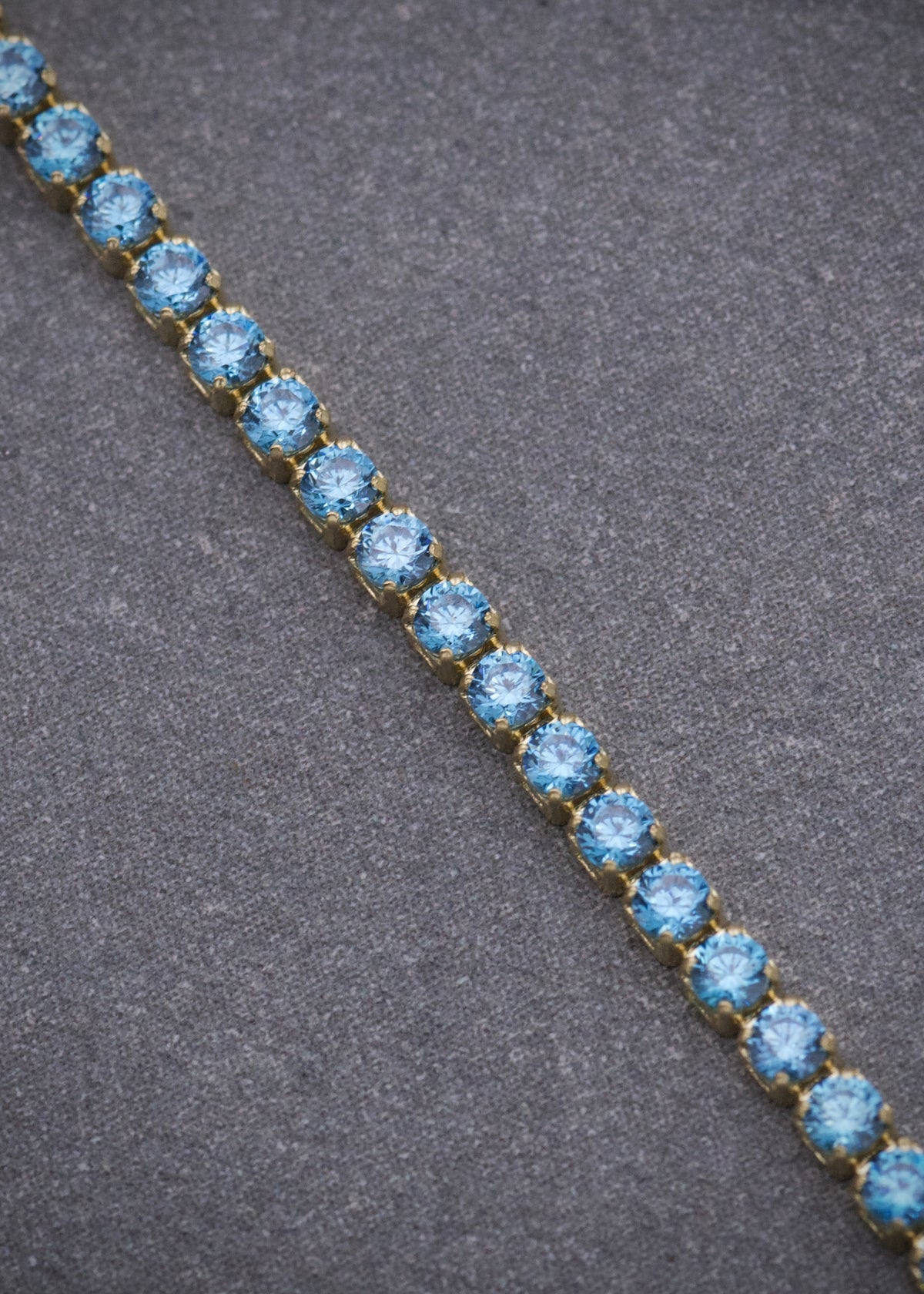 Pulso Tenis con Swarovski Azul 2.7gr / 19cm / 1.8mm — Oro Amarillo